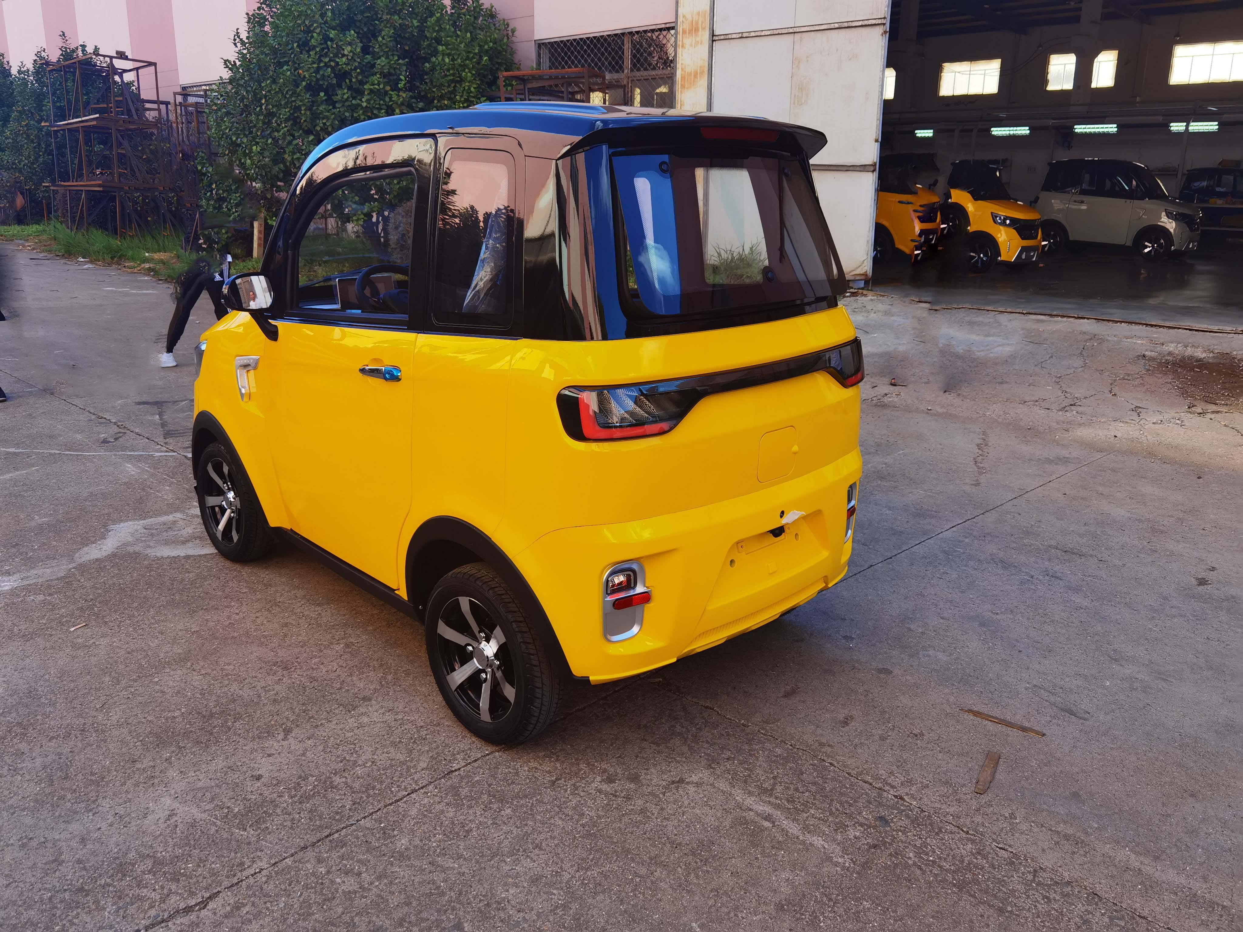 New Design 4 Wheels Fully Enclosed 4 Wheel Tuk Tuk Electric Car High Speed Smart Electric Vehicle