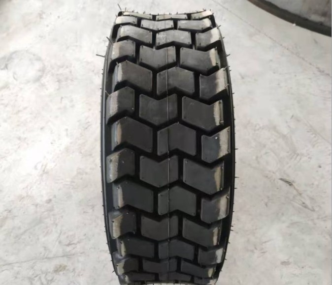 10-16.5 12-16.5 14-17.5 15-19.5 16.9-24 Block Pattern Skid Steer Loader Tire