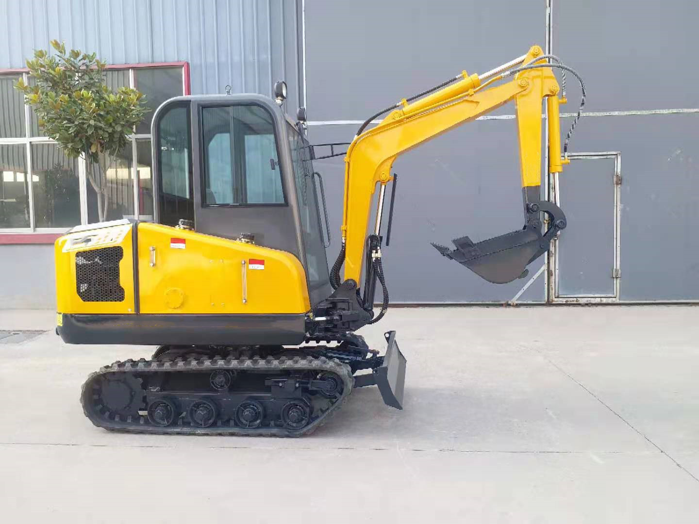 Hot sale of China Mini Excavator 2T for construction with enclosed cab swing boom on sale