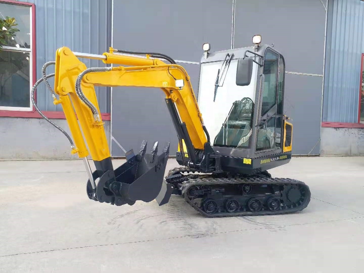 Hot sale of China Mini Excavator 2T for construction with enclosed cab swing boom on sale