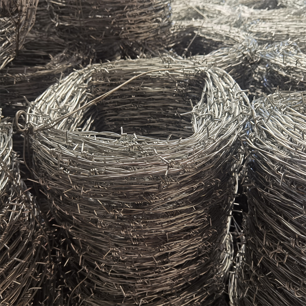 Hot sale good price Barbed wire length per roll /barbed wire fence