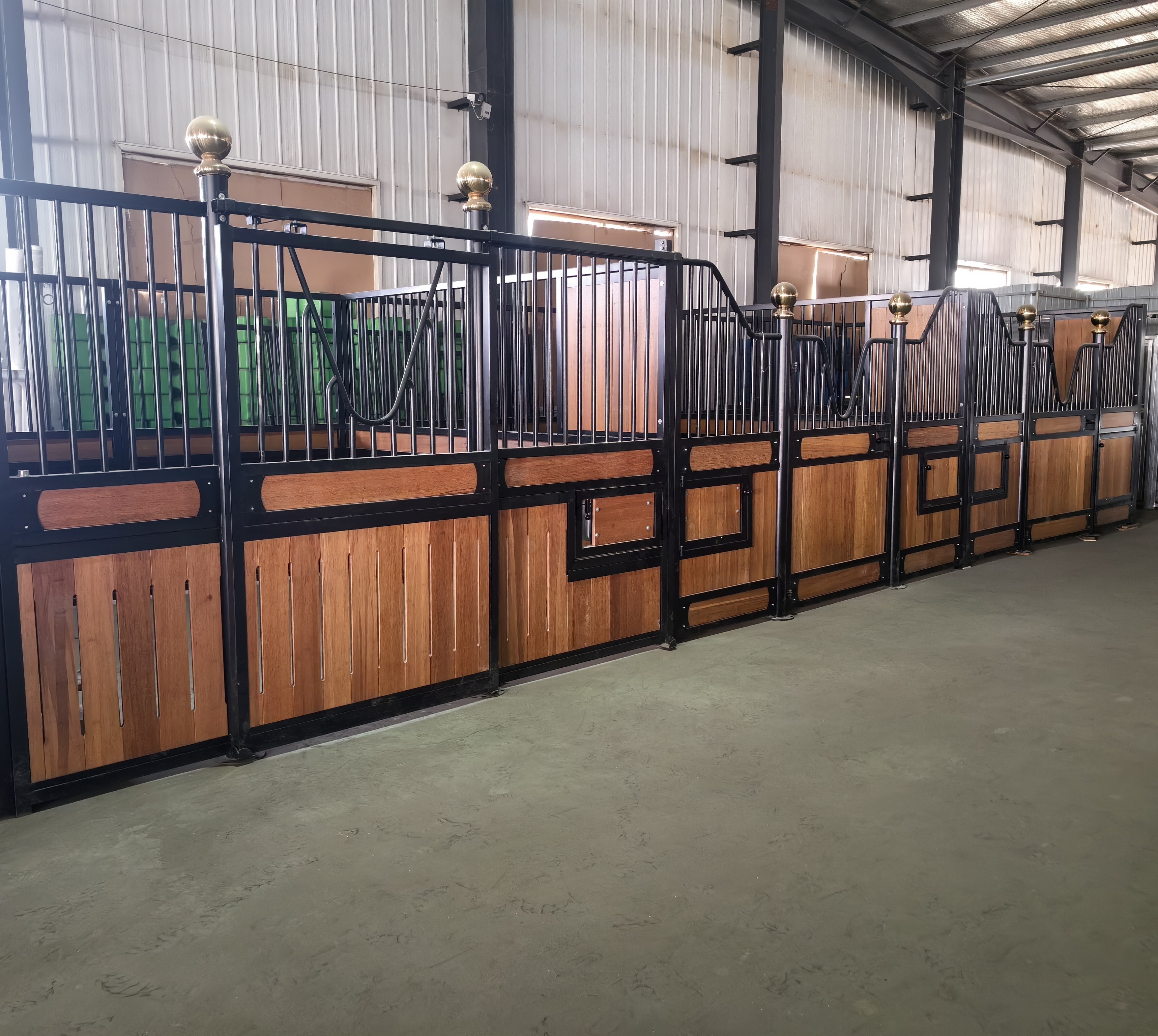 Equine equipment Horse Box With Hinged Door steel panels bamboo horse stable horse modular barns