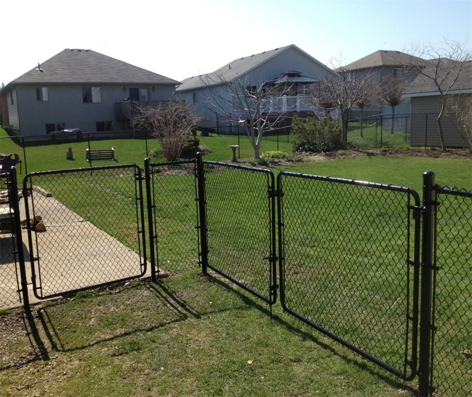 Factory Direct Galvanized Cyclone Wire Mesh PVC Black Vinyl Coated Chain Link Farm Fence Roll 50f Metal Fence