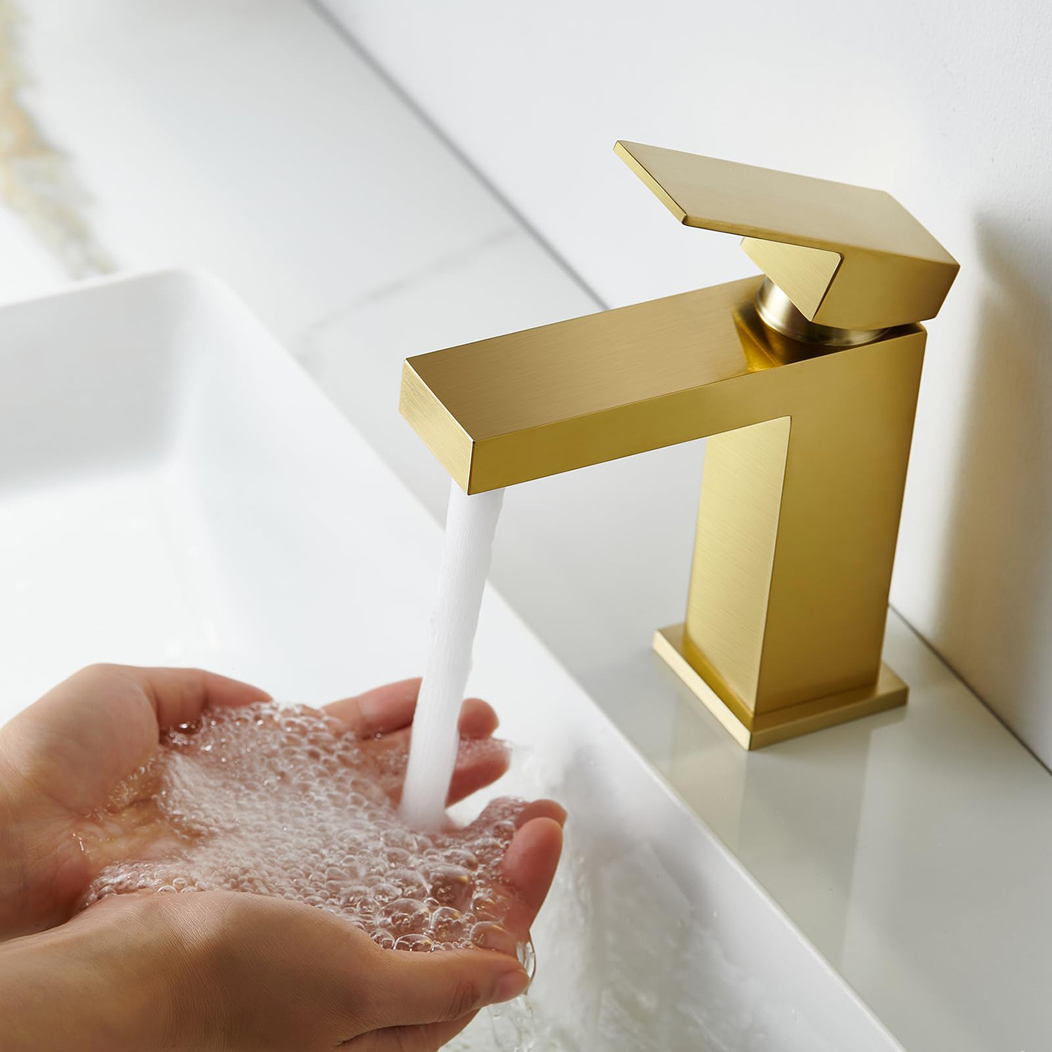 Brass Single Hole Bathroom Faucet Modern Bathroom Sink Faucet Single Handle Vanity Faucet with Pop Up Drain