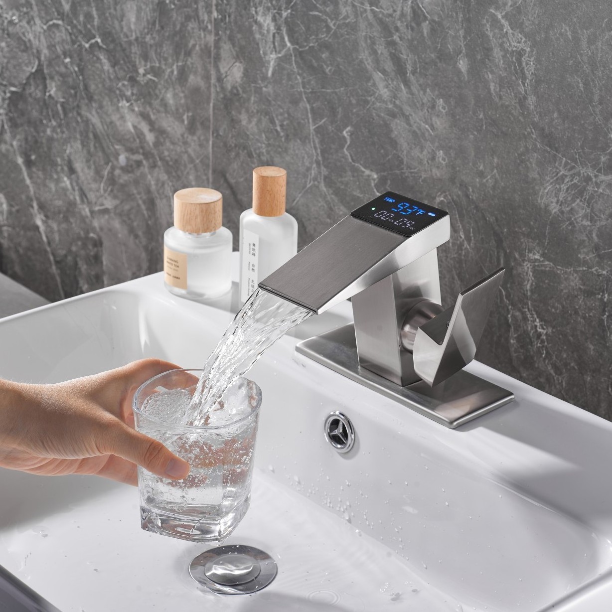 Single Handle Water Saving sus304 brush Bathroom Wash Basin Hot Cold Digital Display Water Faucet