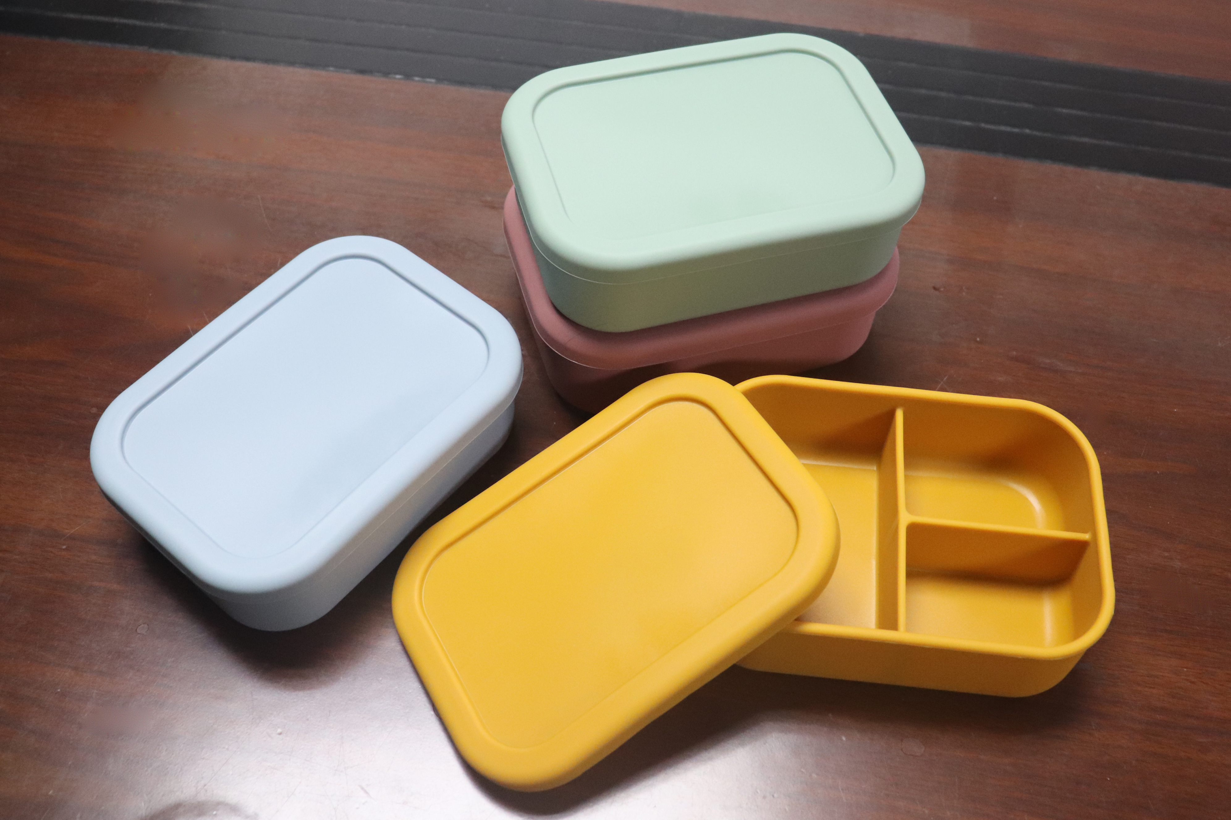 Heat Resistant Easy to Clean Lunch Box 3 Cavities Bento Lunch Box Food Storage Box for Kitchen Food Grade Silicone