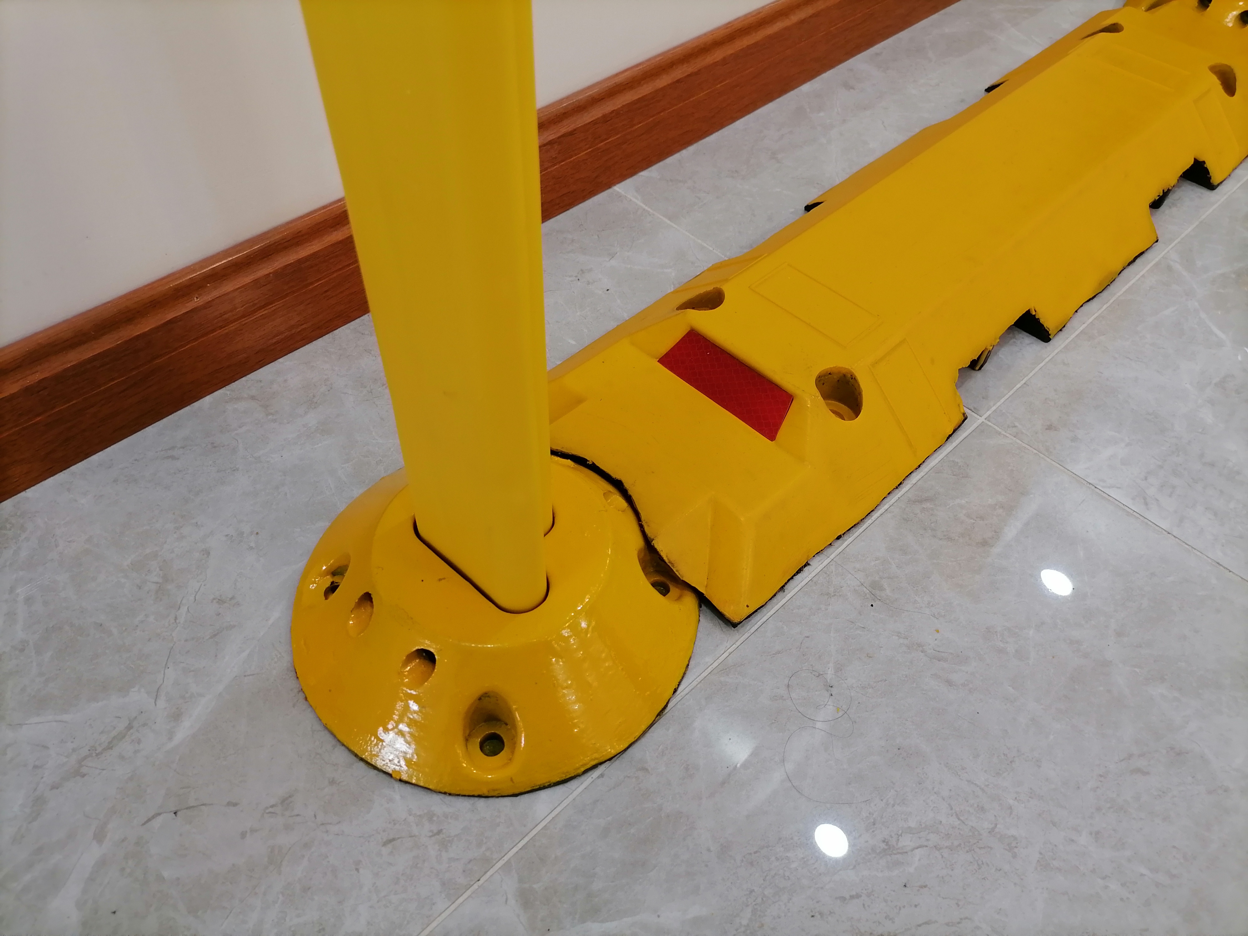 Reflective Traffic Lane Divider Road Delineator Channelize Parking Lot Space Separator Curb System