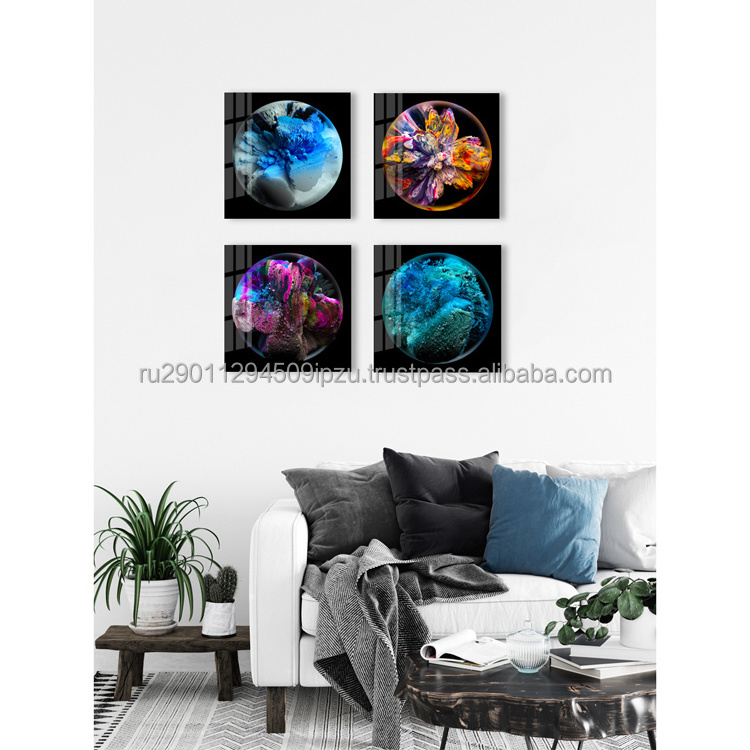 Paintings on glass are a fashionable and sought-after element of decor environmentally friendly, present set