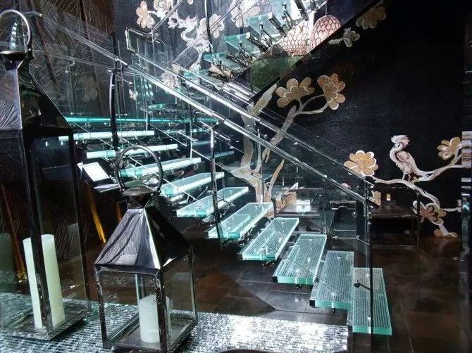 Floating stairs with Tempered glass pedal /Design glass straight stairs