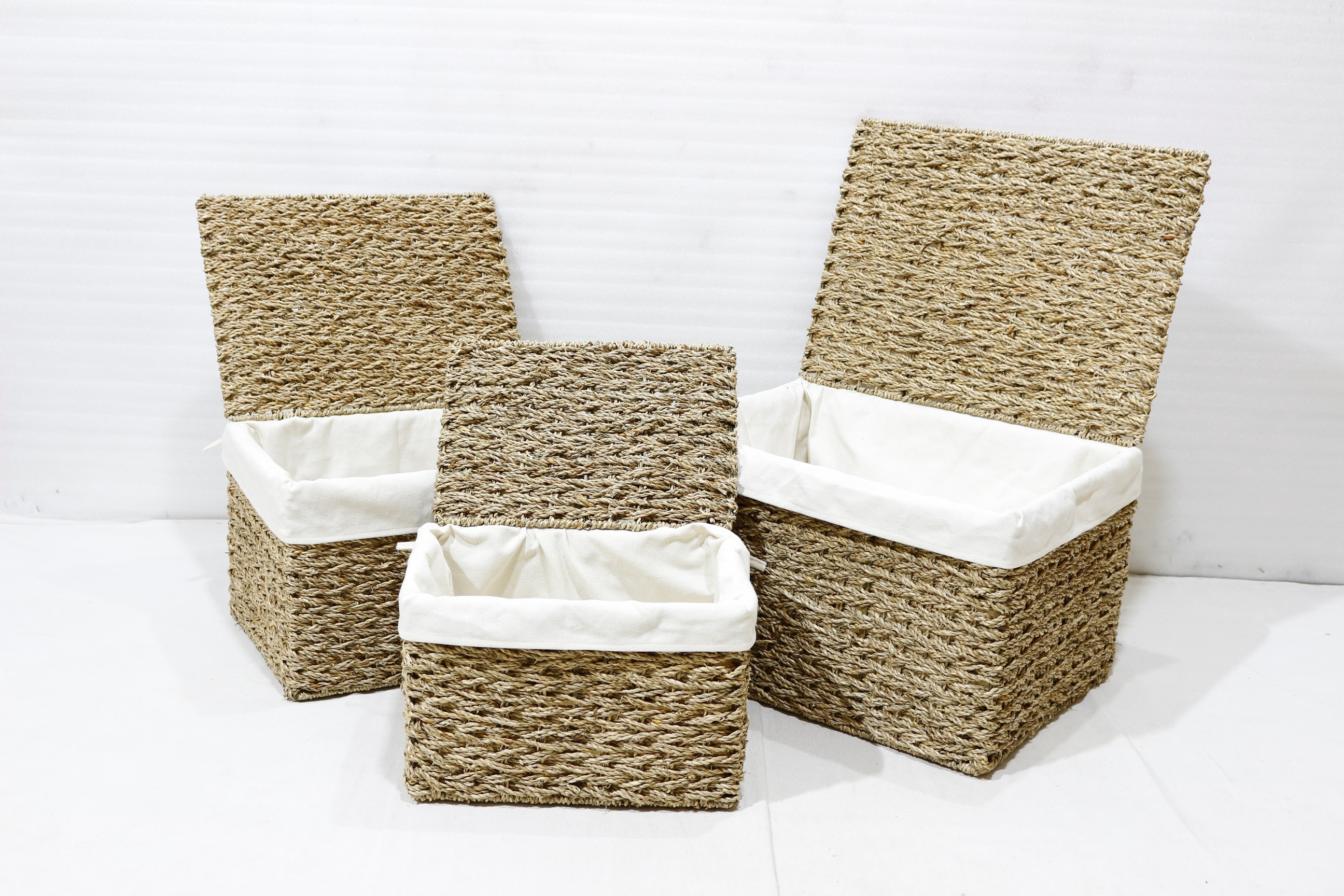 Wholesale Handwoven Multi-Use Seagrass Natural Storage Basket Home with Handles Handicraft Home Storage Bins & Baskets