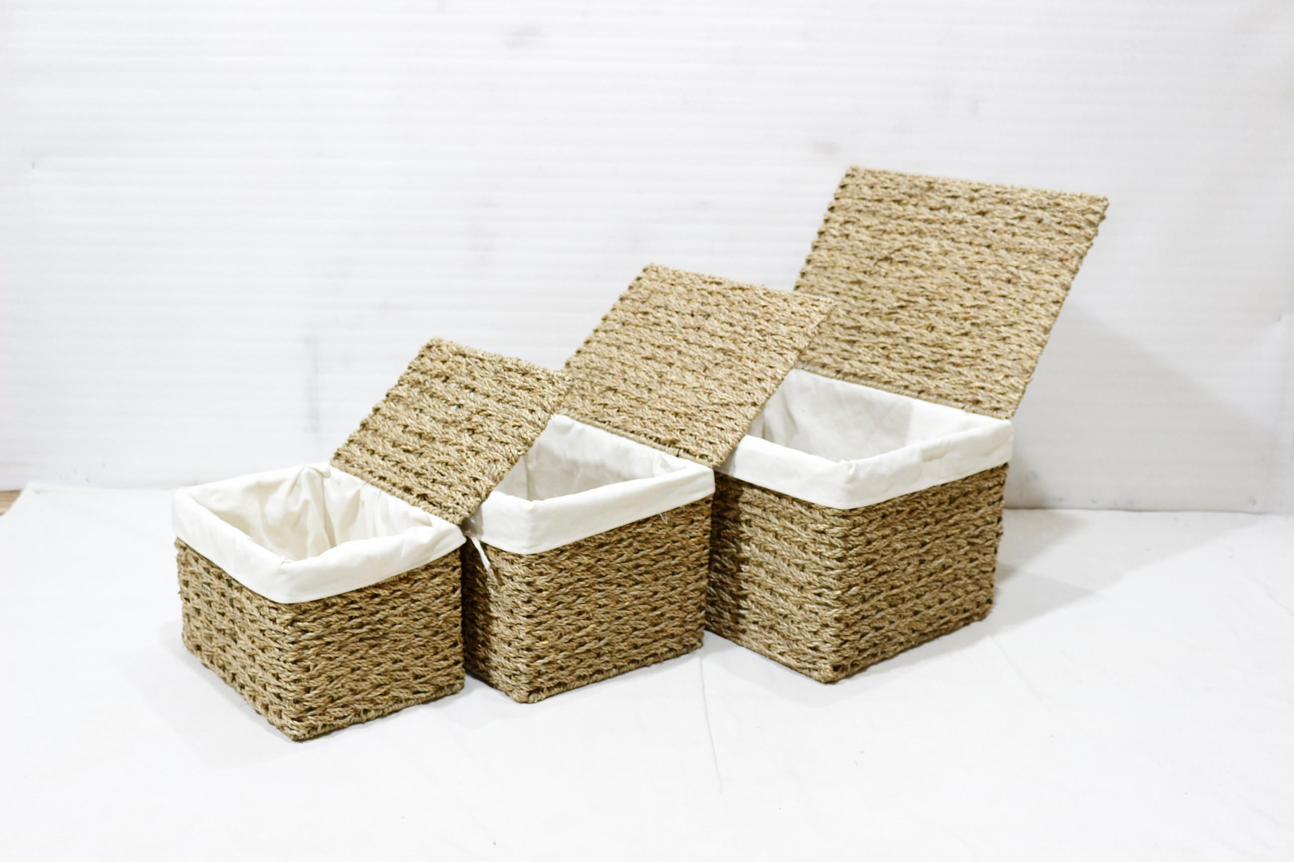 Wholesale Handwoven Multi-Use Seagrass Natural Storage Basket Home with Handles Handicraft Home Storage Bins & Baskets