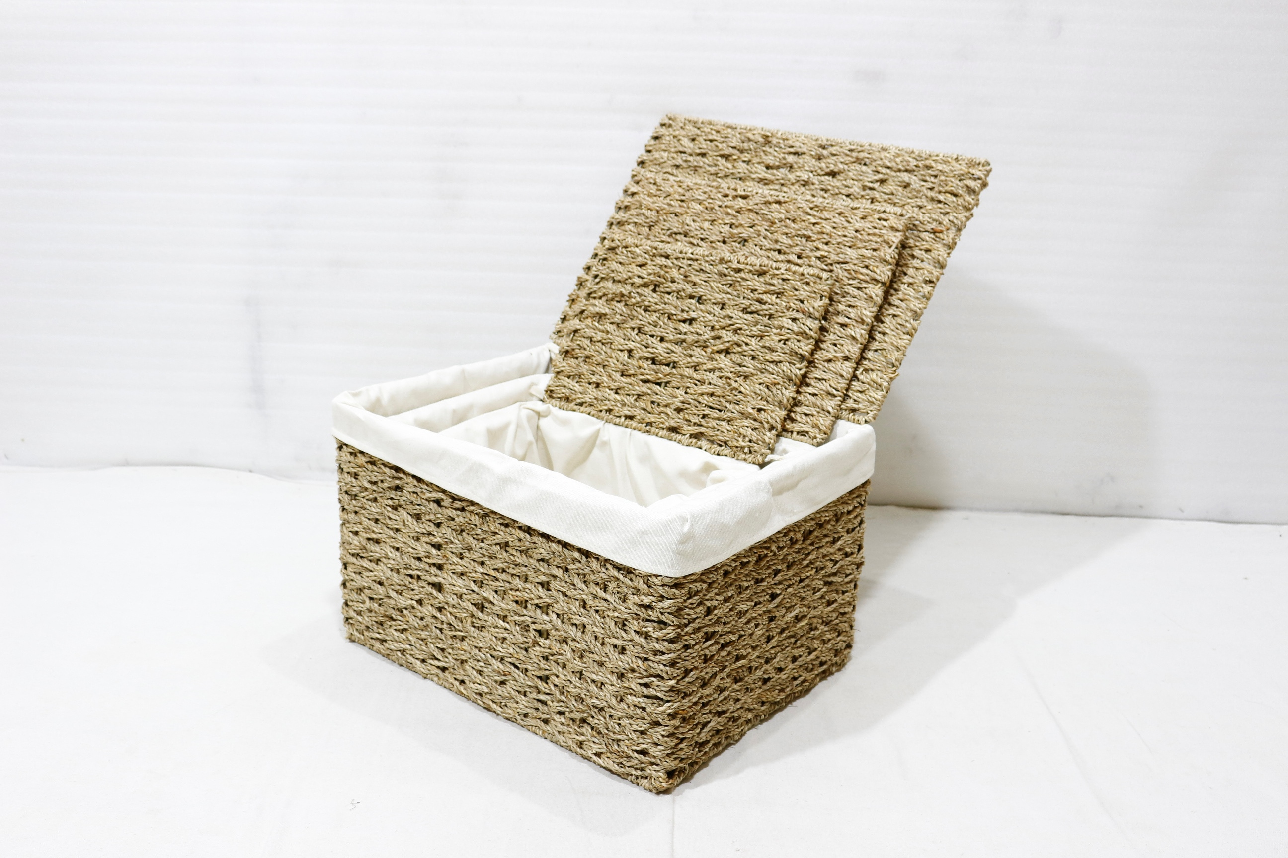 Wholesale Handwoven Multi-Use Seagrass Natural Storage Basket Home with Handles Handicraft Home Storage Bins & Baskets