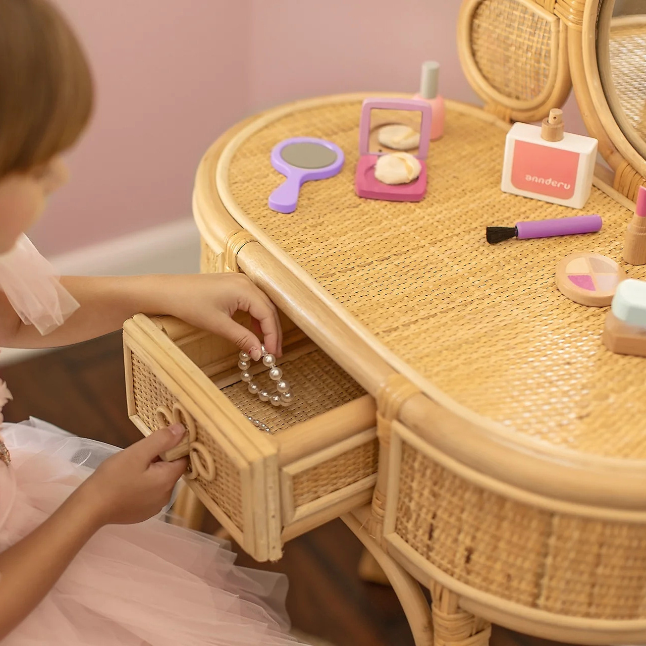 Hot selling High Quality Daisy Children's Vanity Set Rattan Vanity Table with Drawers Dressing Table with Mirror for Kids