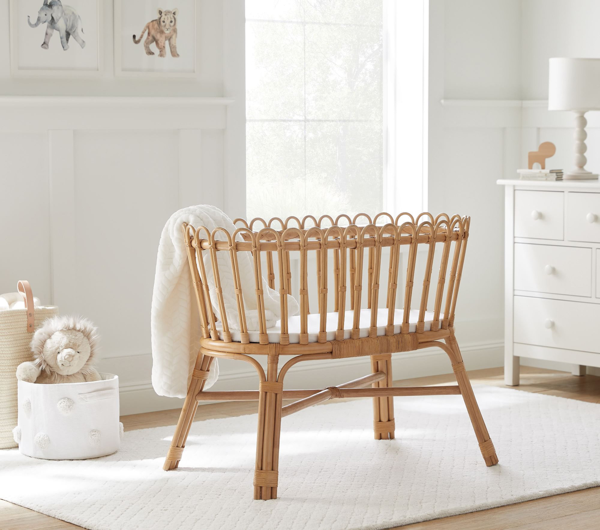 One-of-a-kind Design Smooth Sense of Touch Comfortable Wicker Hand Weaving Rattan Baby Crib with Mattress