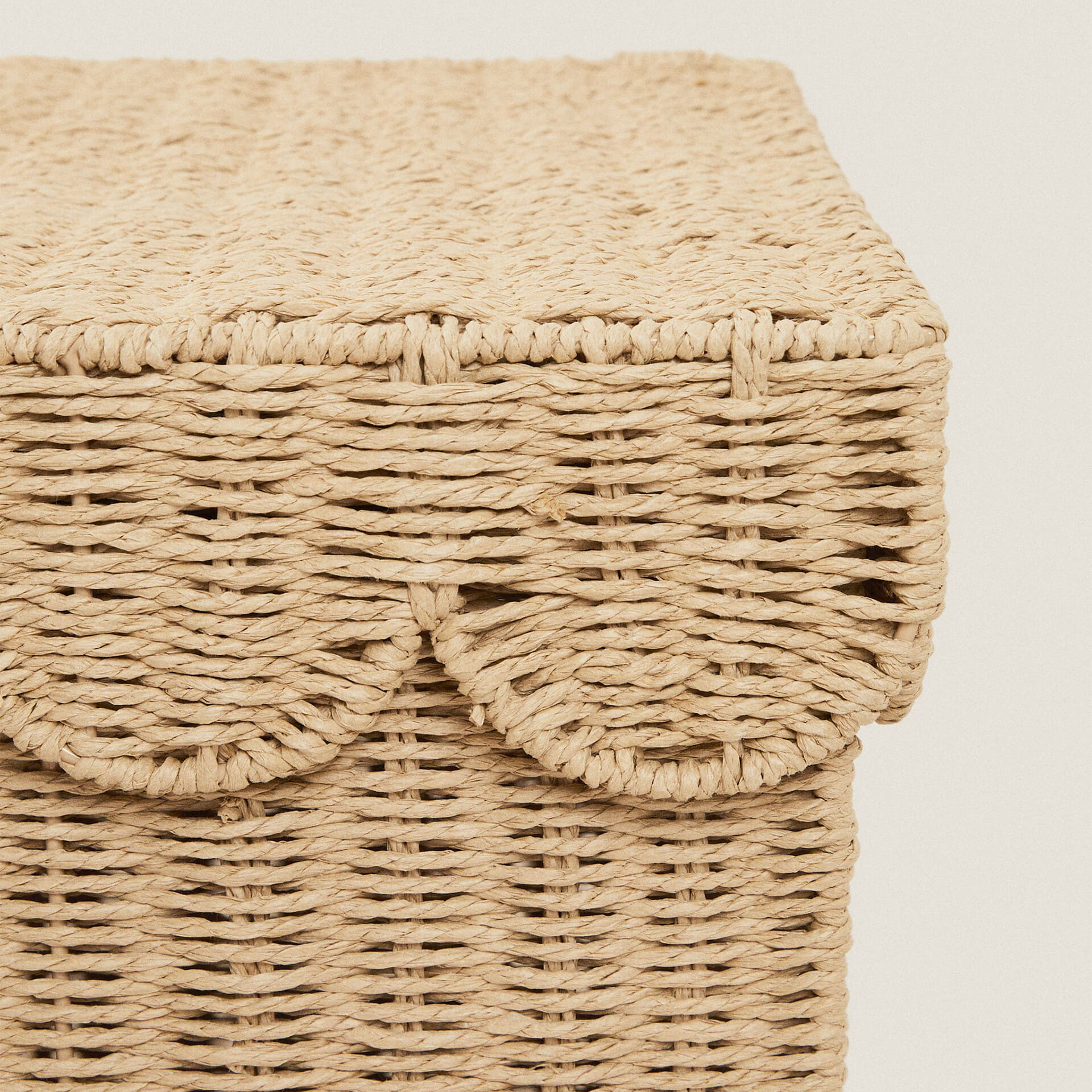 Exquisite Morden Woven storage basket with a lid and scalloped edges Nursery Rattan Rectangle Hamper Baskets for Toy storage