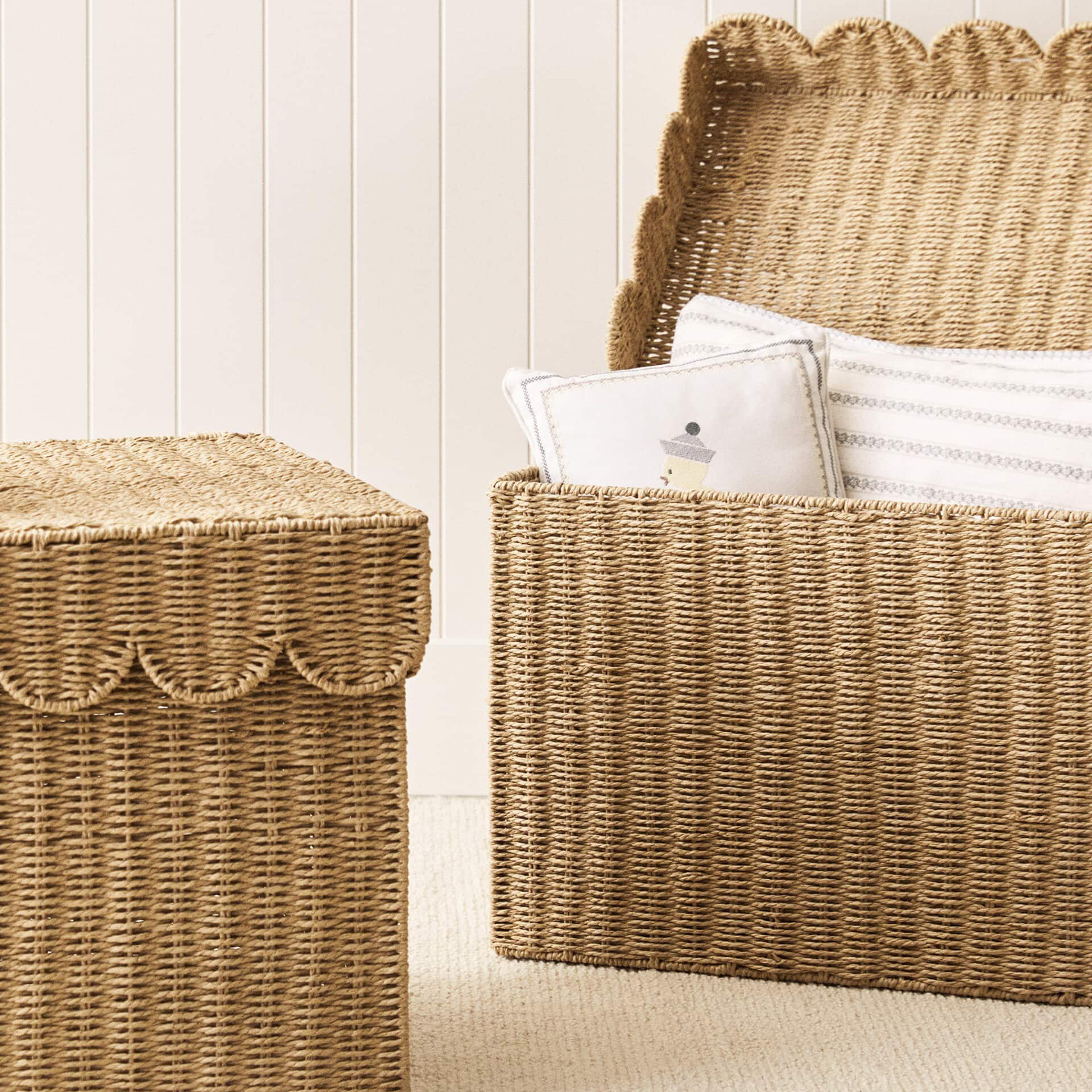 Exquisite Morden Woven storage basket with a lid and scalloped edges Nursery Rattan Rectangle Hamper Baskets for Toy storage