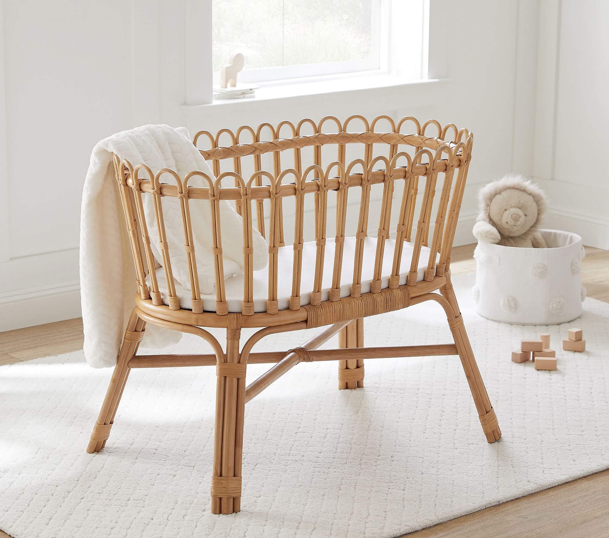 One-of-a-kind Design Smooth Sense of Touch Comfortable Wicker Hand Weaving Rattan Baby Crib with Mattress