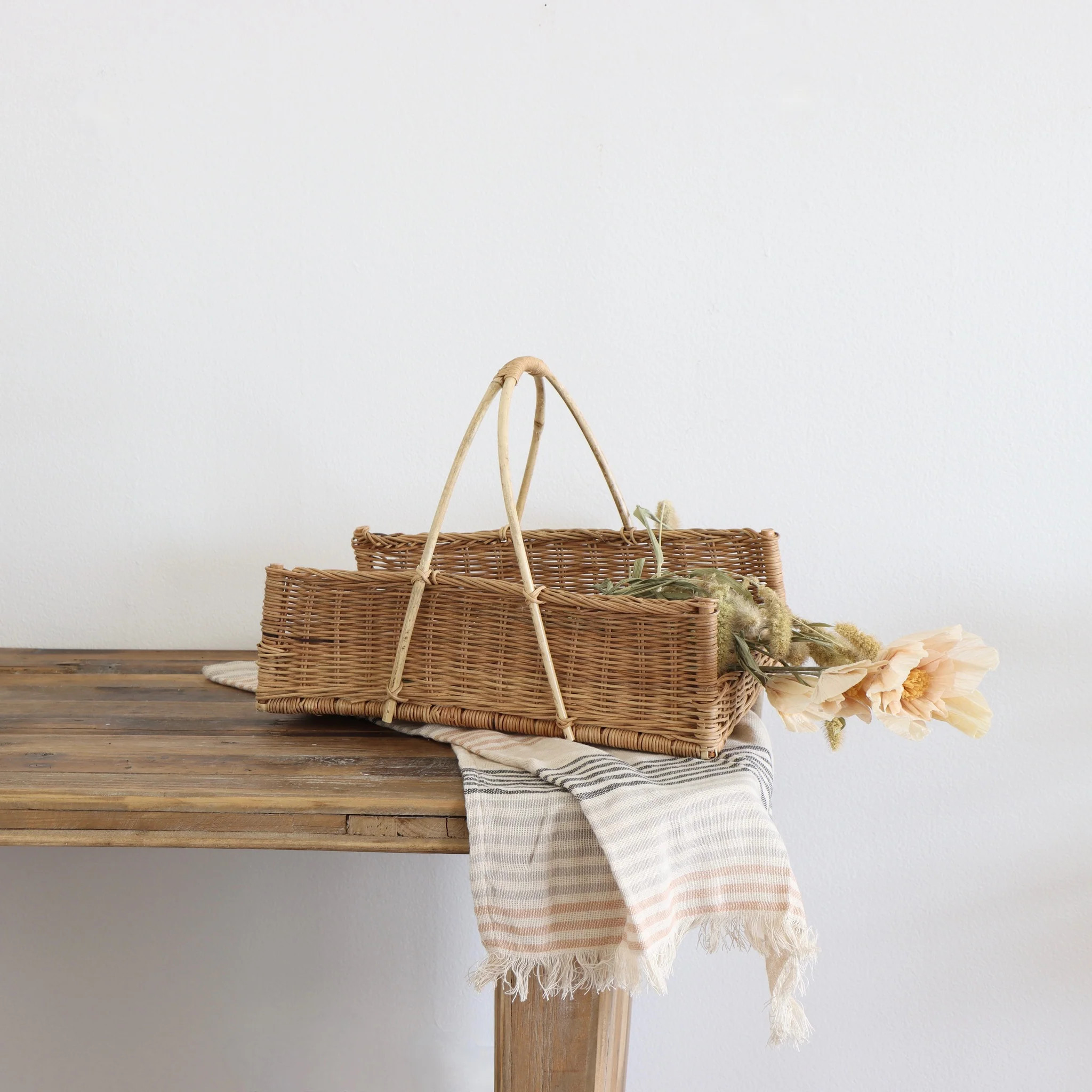 New Designer Creative   Hand Woven Rattan Basket with Handle Natural Tray  For Gifts Wicker Wooden Basket Gift Set