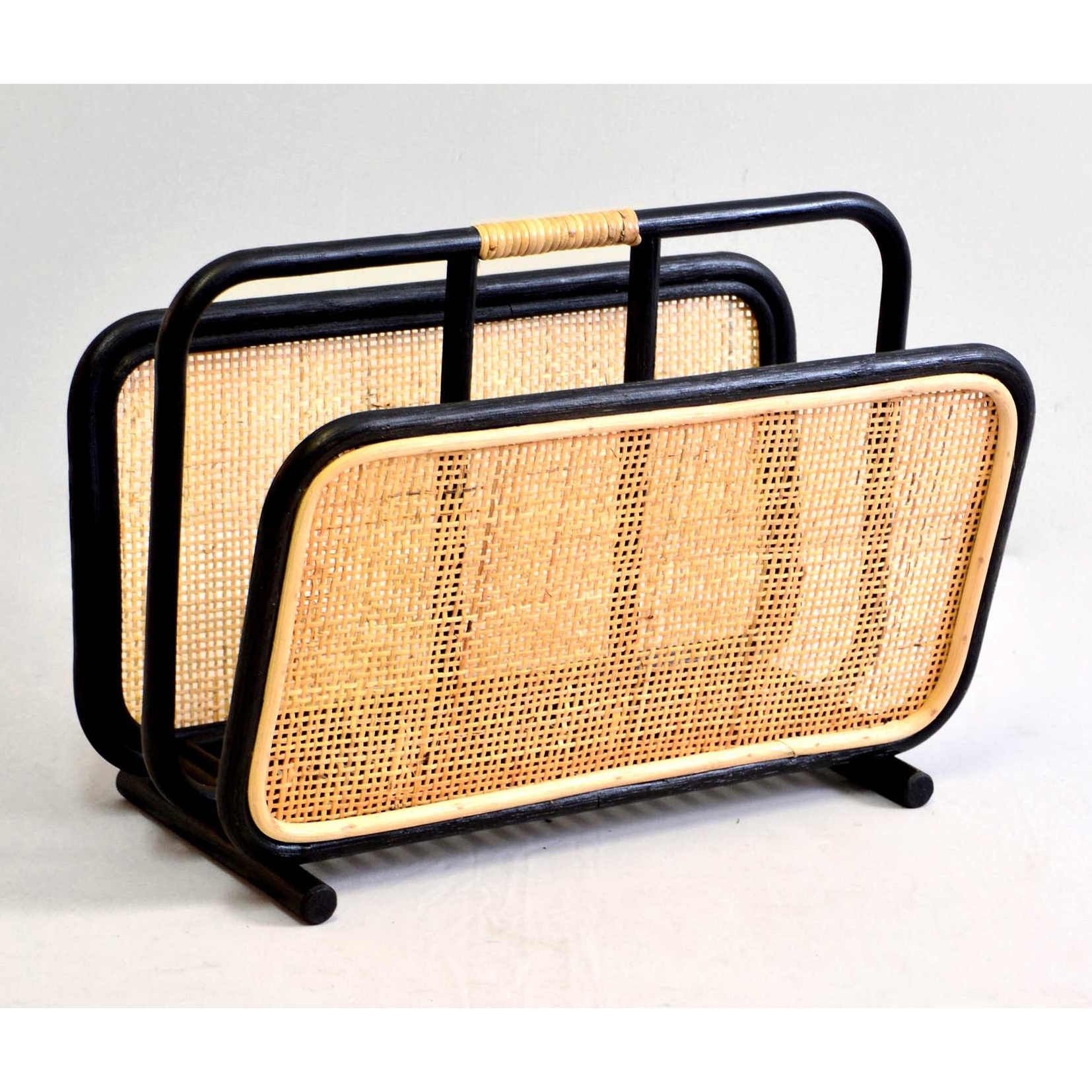 Elegant handcrafted rattan newspaper and magazine display stand rack natural & black magazine racks file holder wholesale