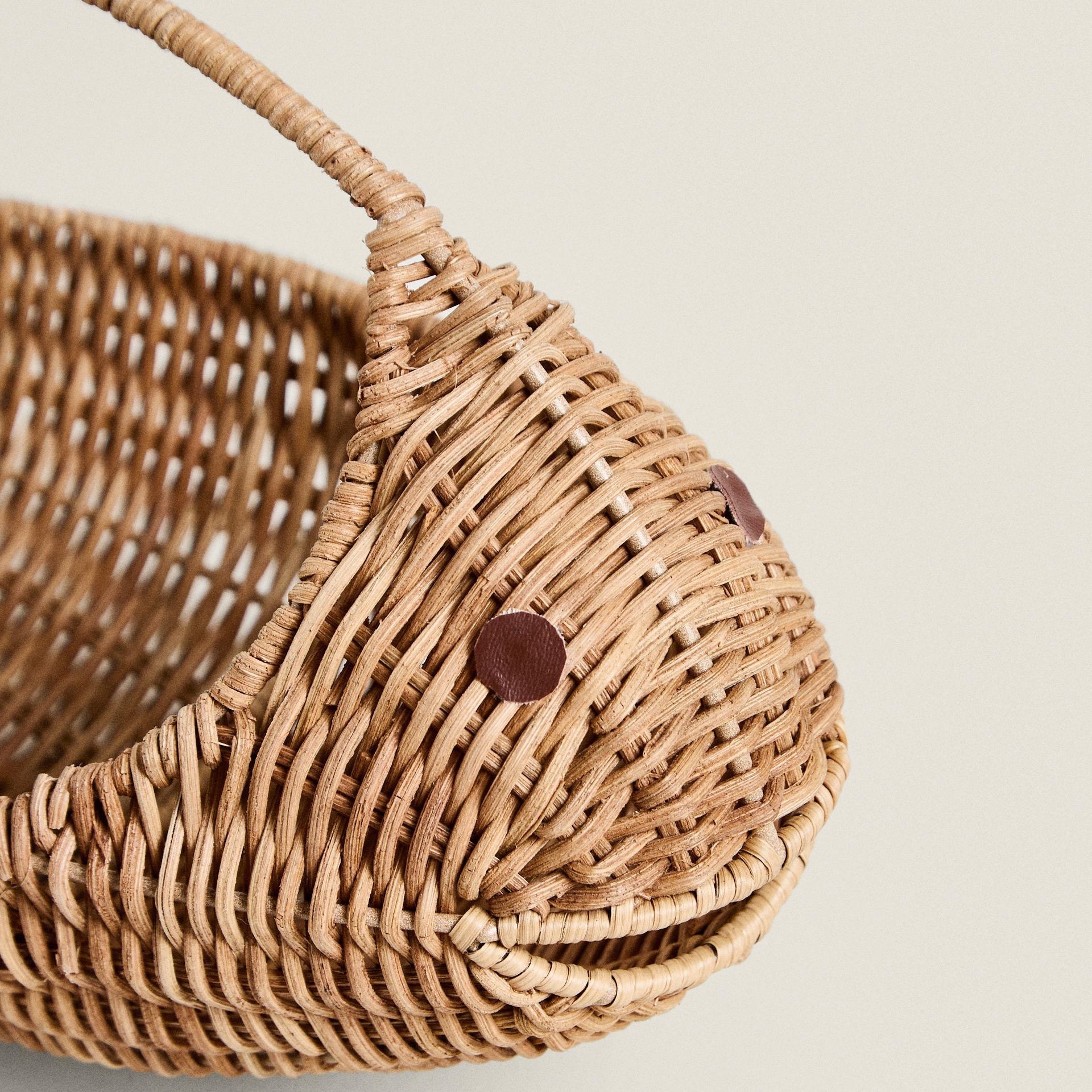 New Design 2024 Rattan Fish-shaped Basket Sustainable Brown Fish Rattan Storage Basket For Kitchen Decoration