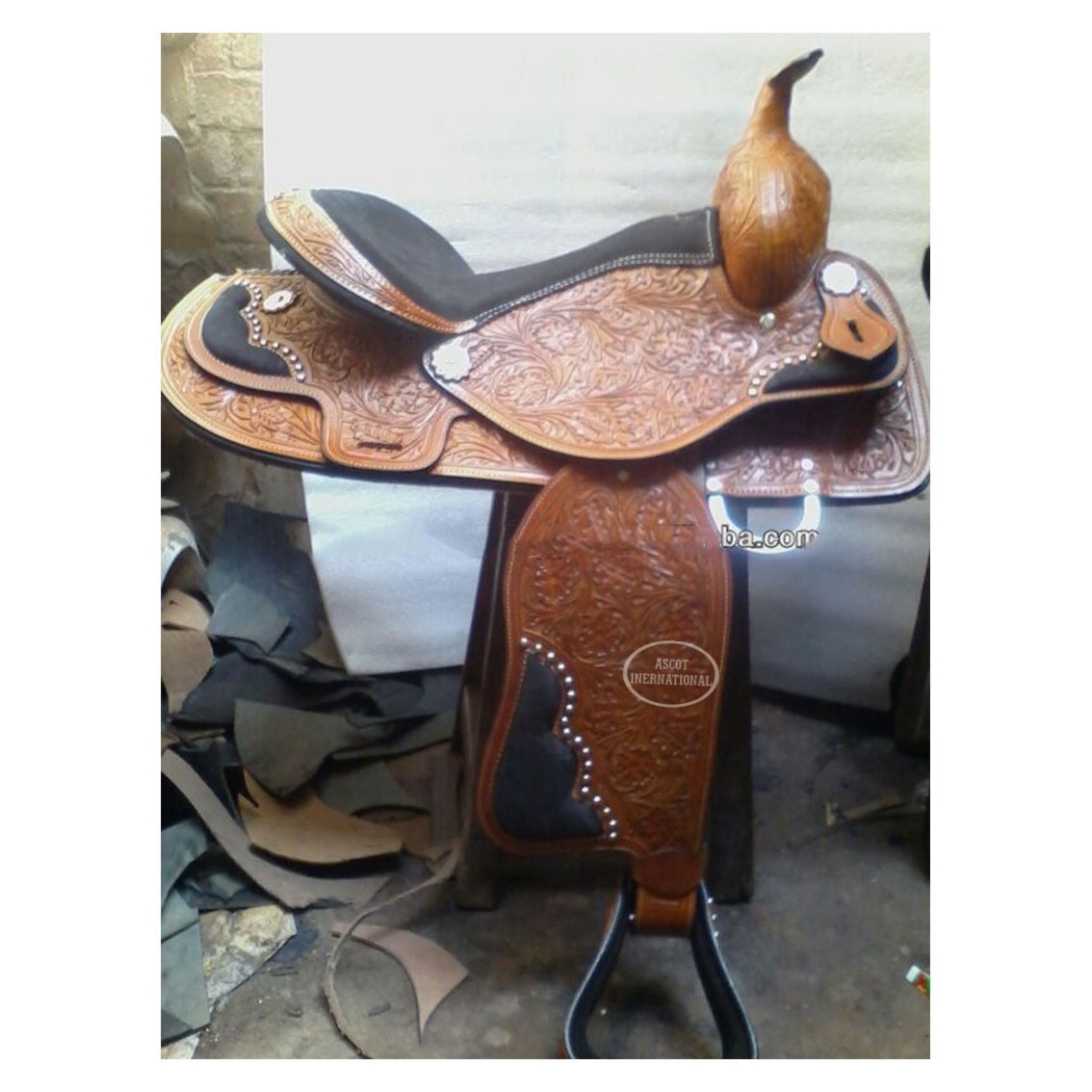 Wholesale Western Leather Saddle in handmade design for Horse racing accessories with custom logo