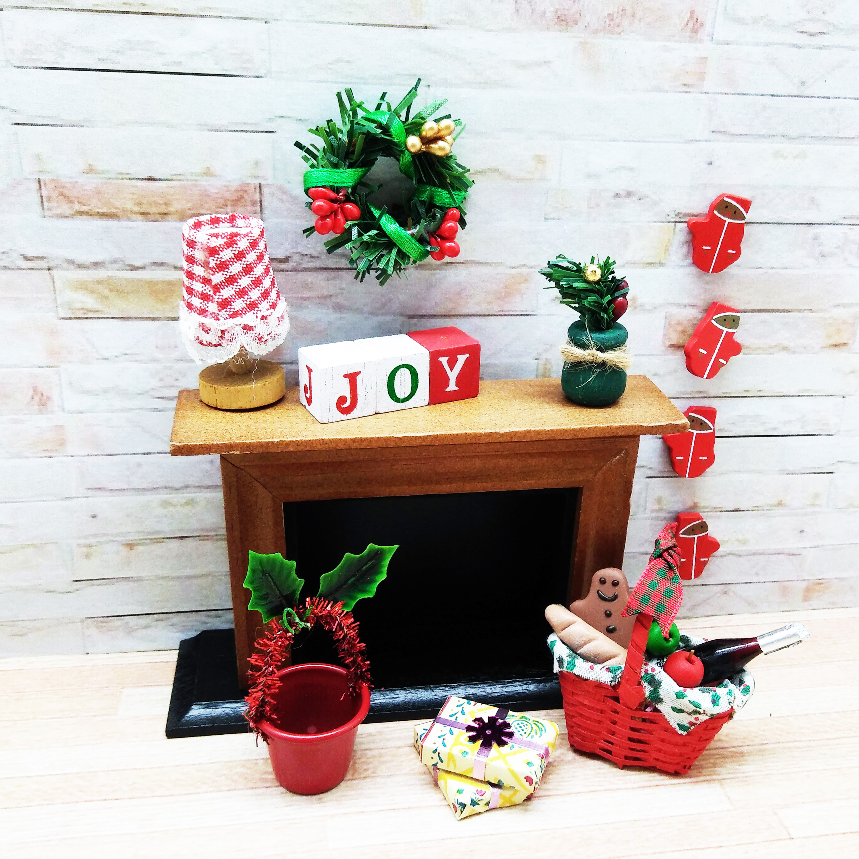 Miniature 2020 Warm Doll House Christmas Fireplace, Wreath, Gifts Accessories