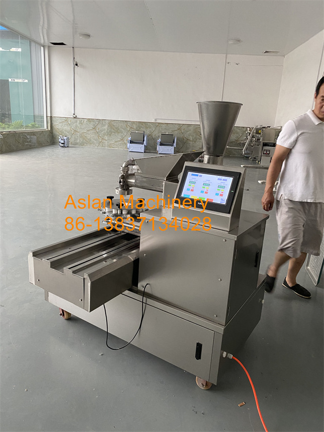 automatic steamed bun encrusting machine/pork stuffing chinese baozi making machine with Automatic disc swinging system