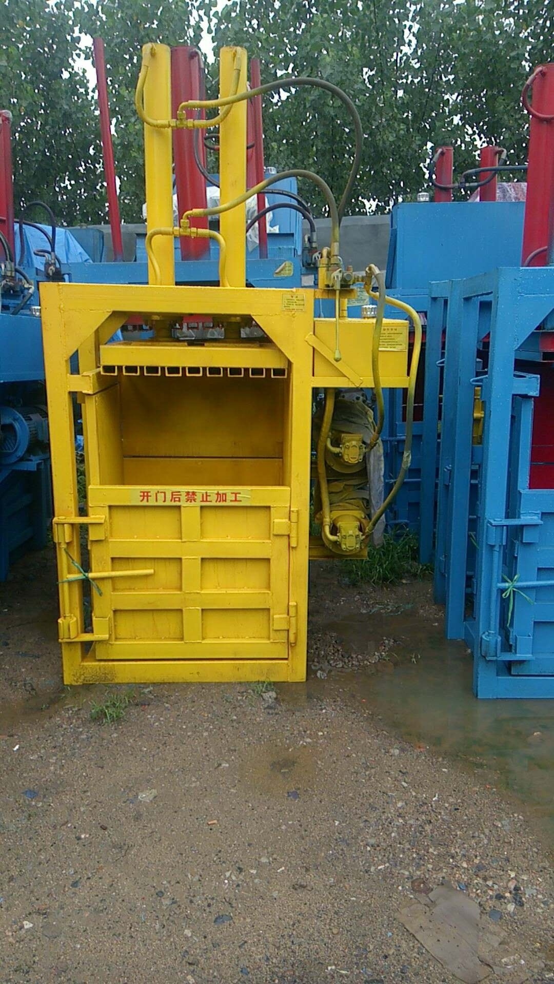 Hydraulic vertical plastic bottle compactor / customized bottle baling machine for sale