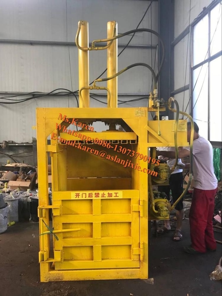 Hydraulic vertical plastic bottle compactor / customized bottle baling machine for sale