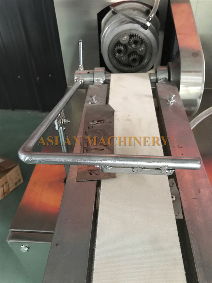 Fry Mahua doughnut twisting machine/Chinese Pretzel dough twist making machine