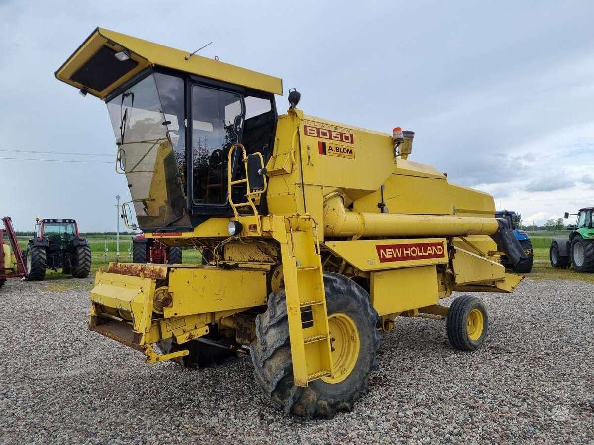 Fairly Used Agriculture Machinery Combine Harvester New-Holland CR9060 For Rice And Wheat Cheap Combine Harvester From France