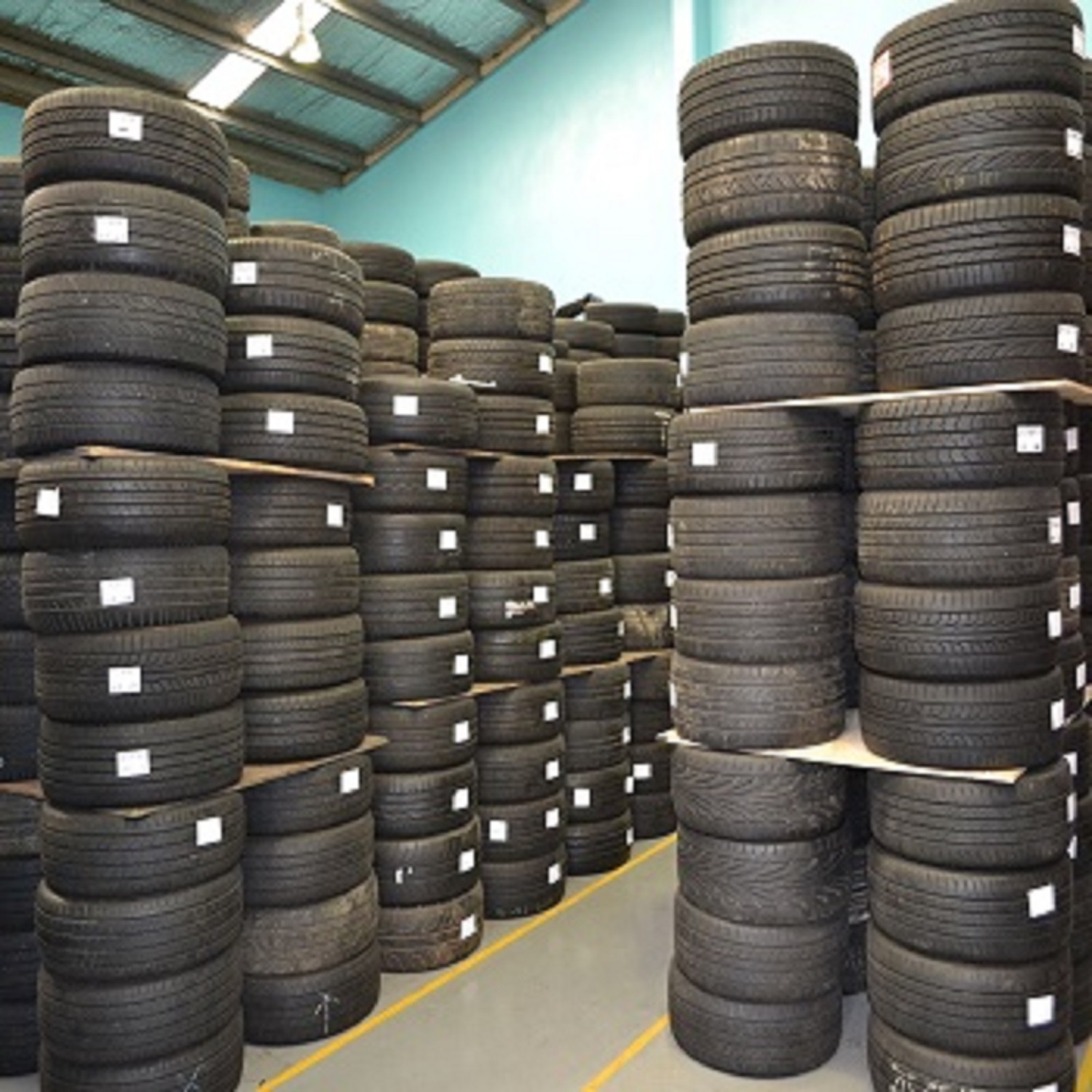 Fairly Used Tires Shredded or Bales/ Scrap Used Tires new stock Italy