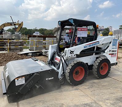 Used powerful performance Bobcat S160 small skid steer loader with shovel bucket for sale