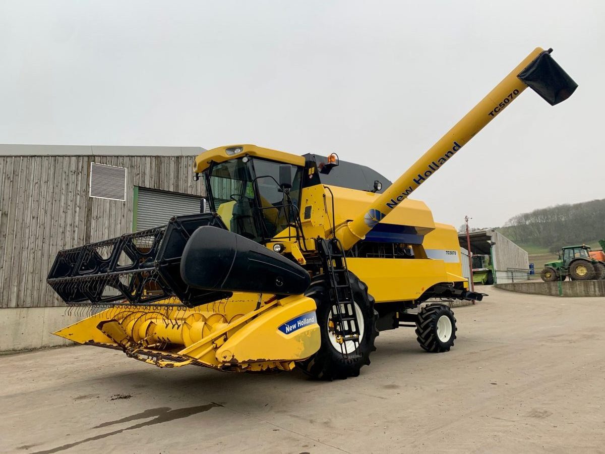 FAIRLY USED NEW HOLLAND TC5070 COMBINE HARVESTER AGRICULTURAL MACHINERY FOR SALE TC5070