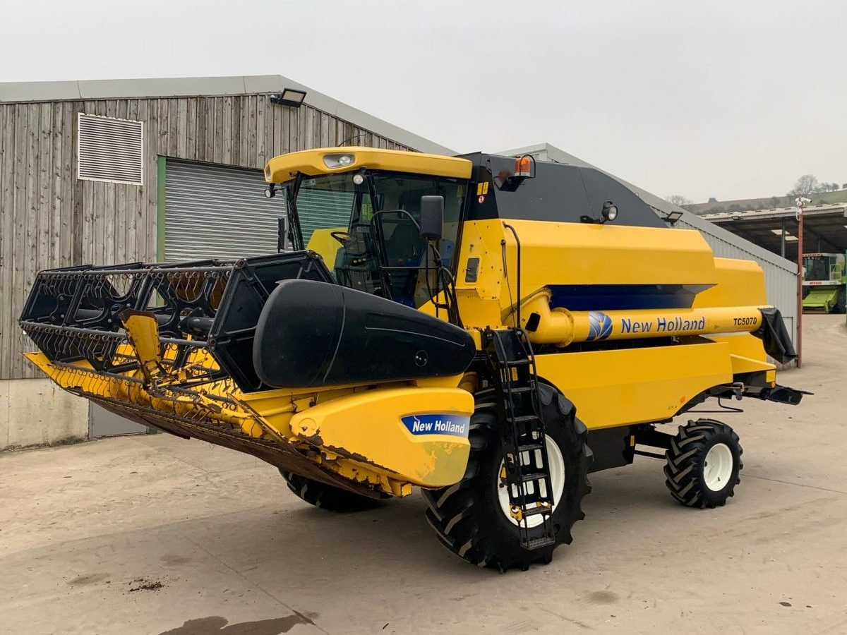 FAIRLY USED NEW HOLLAND TC5070 COMBINE HARVESTER AGRICULTURAL MACHINERY FOR SALE TC5070