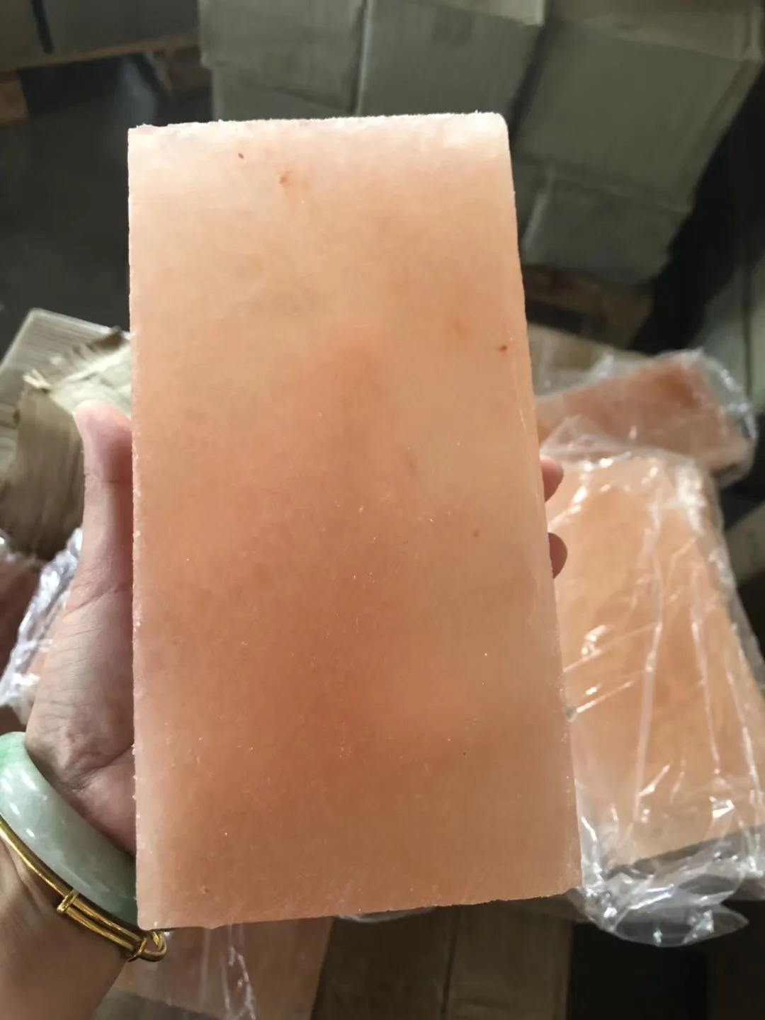 Wholesale Himalayan salt brick for salt room , cave and spa natural hand crafted rock salt tile in bulk , size : 8x4x2 inches