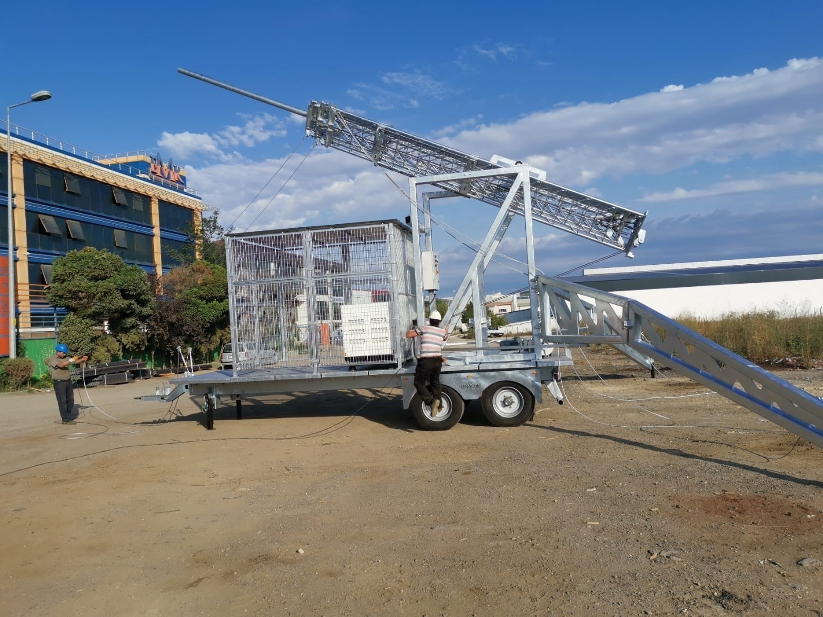 30m COW Cell On Wheels On Heavy Trailer Communication Tower Telescopic Mast