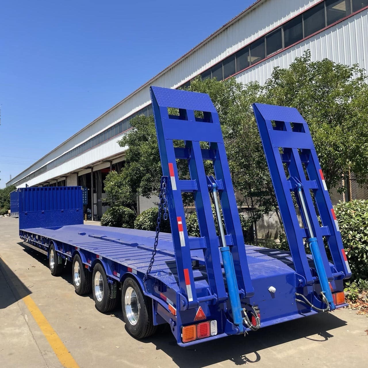 Factory Direct Selling New Heavy Duty Hydraulic 4 Axles Gooseneck Truck Transportation 80-100Tons Lowbed Machinery Semi Trailer