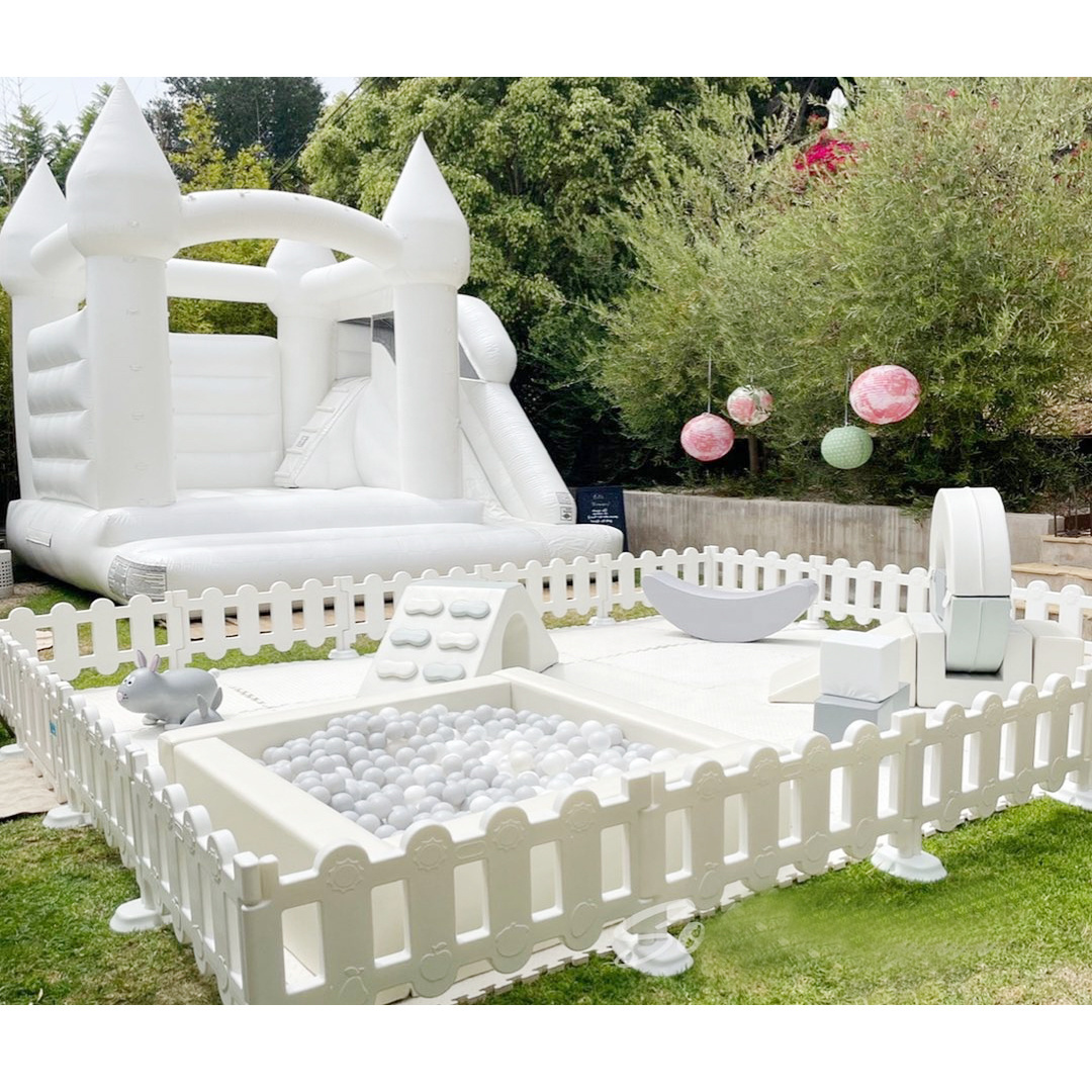 Popular indoor playground soft play with fence  soft play equipment set with white bounce house  white soft play