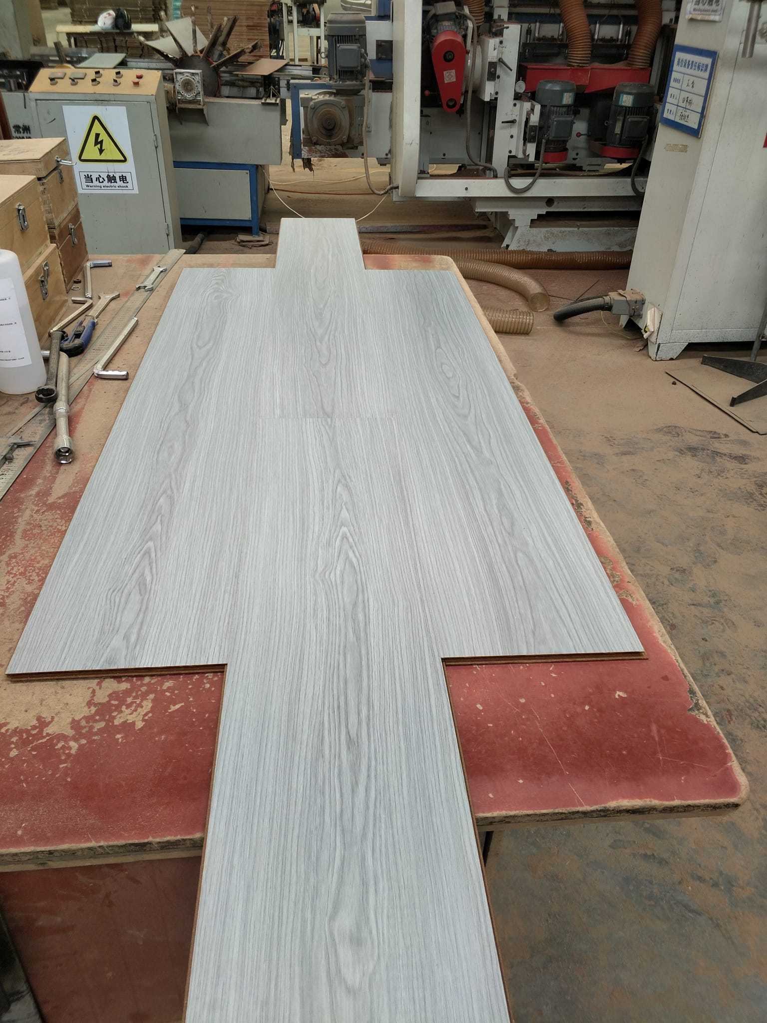 Laminate Flooring Supplier Best Price Factory HDF MDF OEM Floating Floor Piso laminado 8mm 10mm 12mm Laminate Flooring