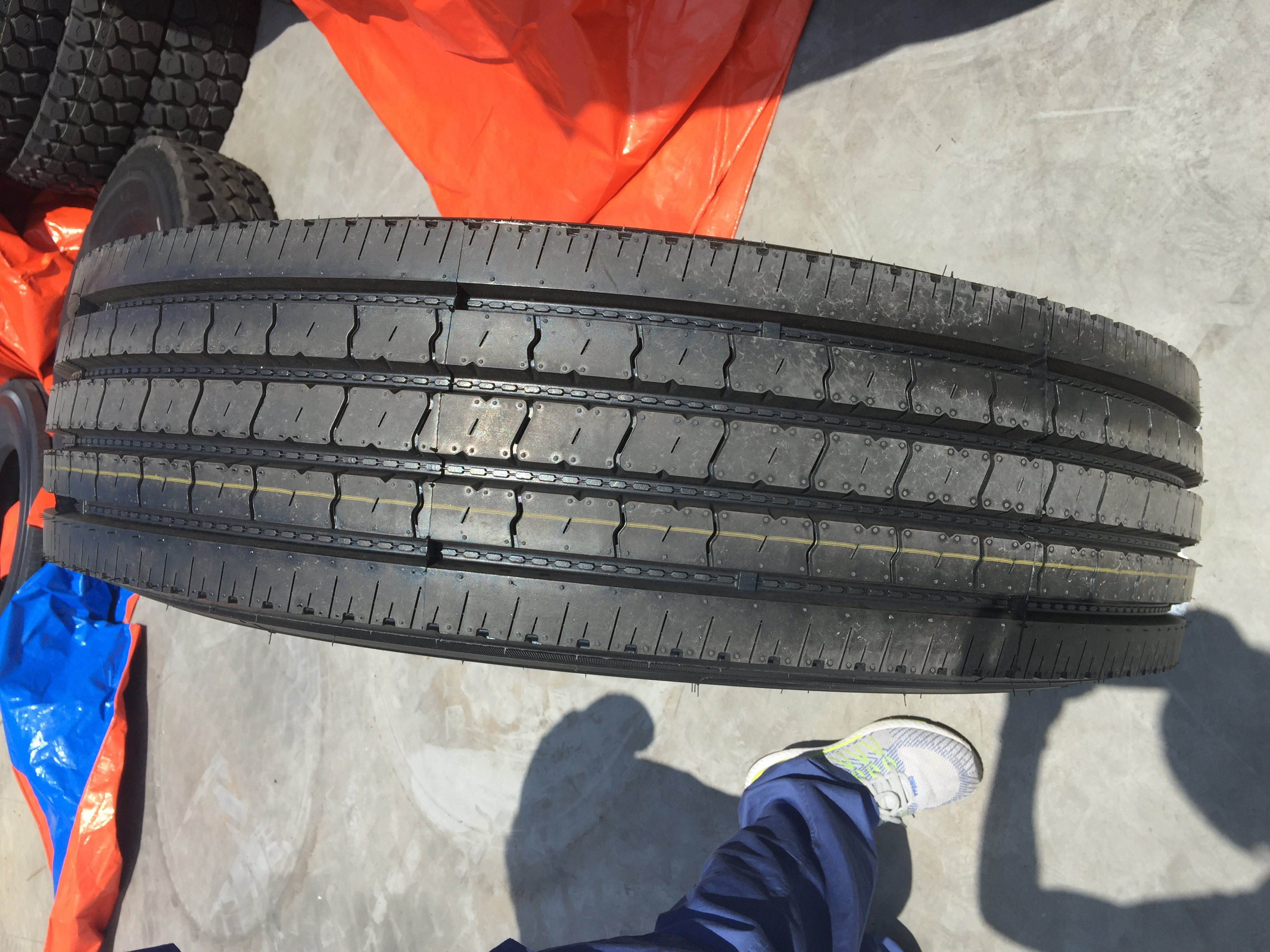 wholesale cheap tire 11r 22 5 trailer truck tyres with DOT