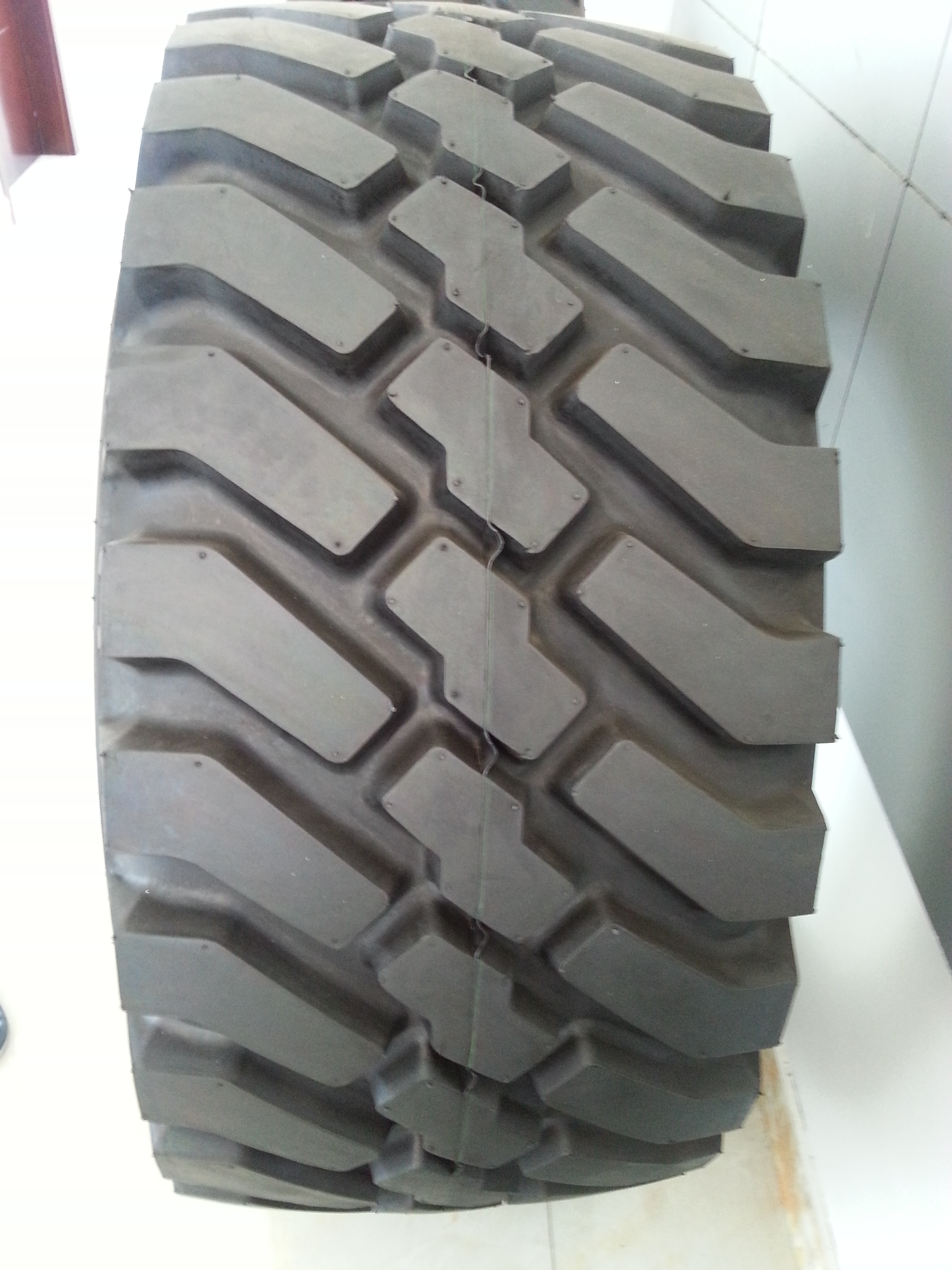 Tractor tire,industrial tire, backhoe tire R4 19.5L-24 16.9-28 10.5/80-18 18.4-26