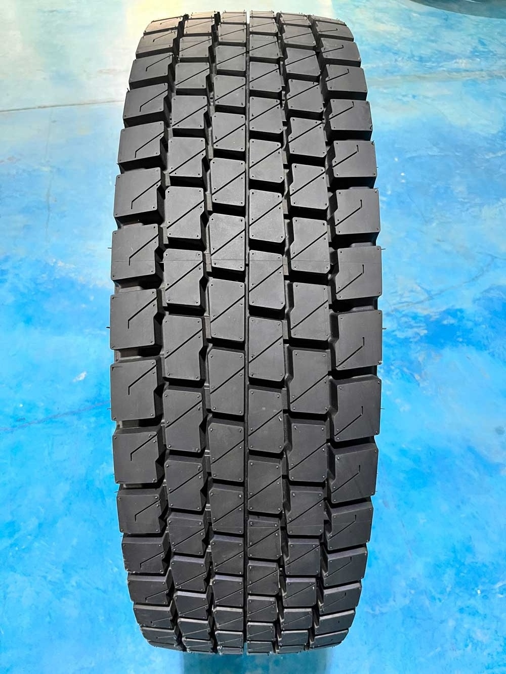 Wholesale best prices Tires Truck Commercial Wheels Tires 11r22.5 Truck Tires shop near me