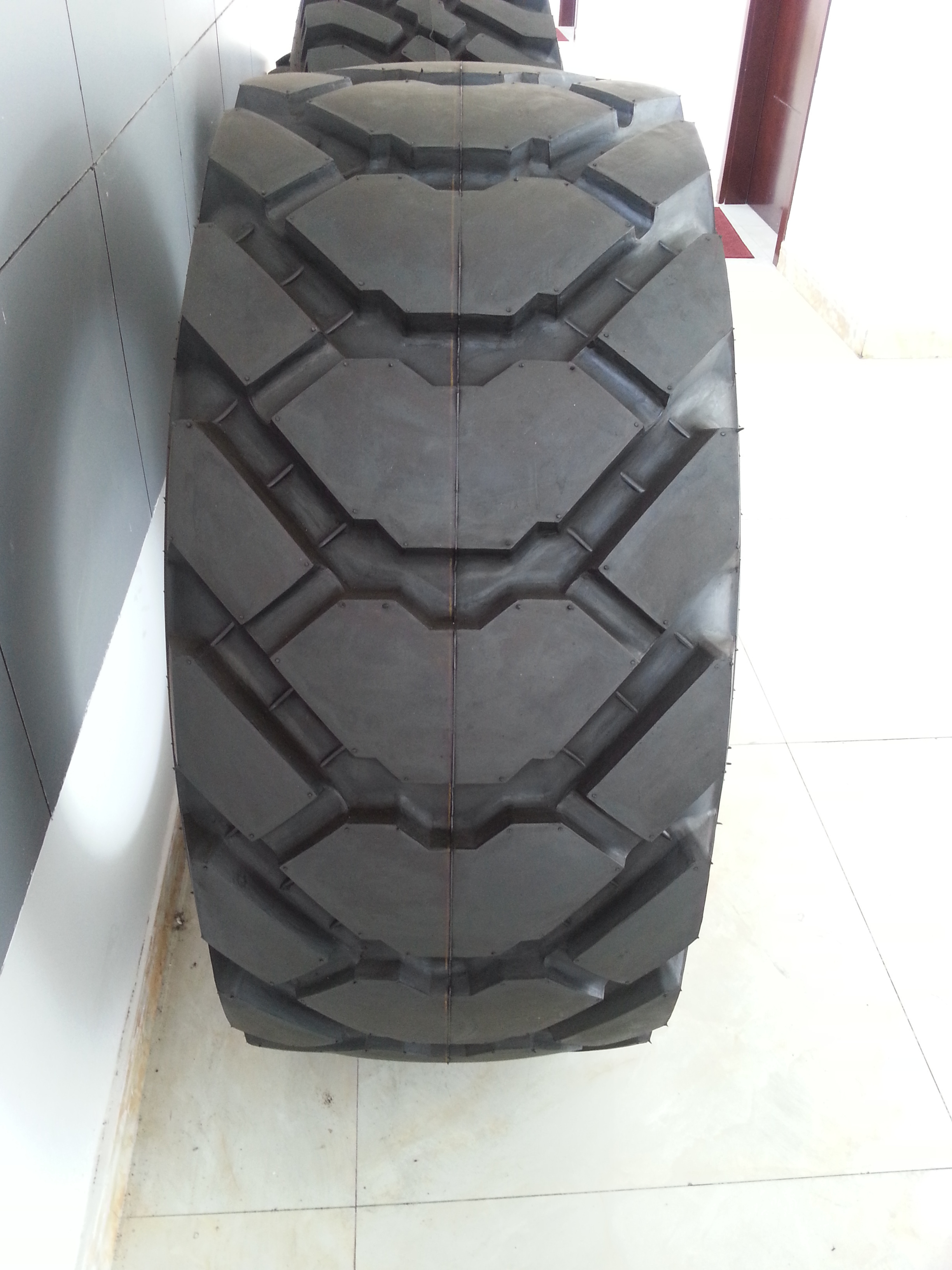 Tractor tire,industrial tire, backhoe tire R4 19.5L-24 16.9-28 10.5/80-18 18.4-26