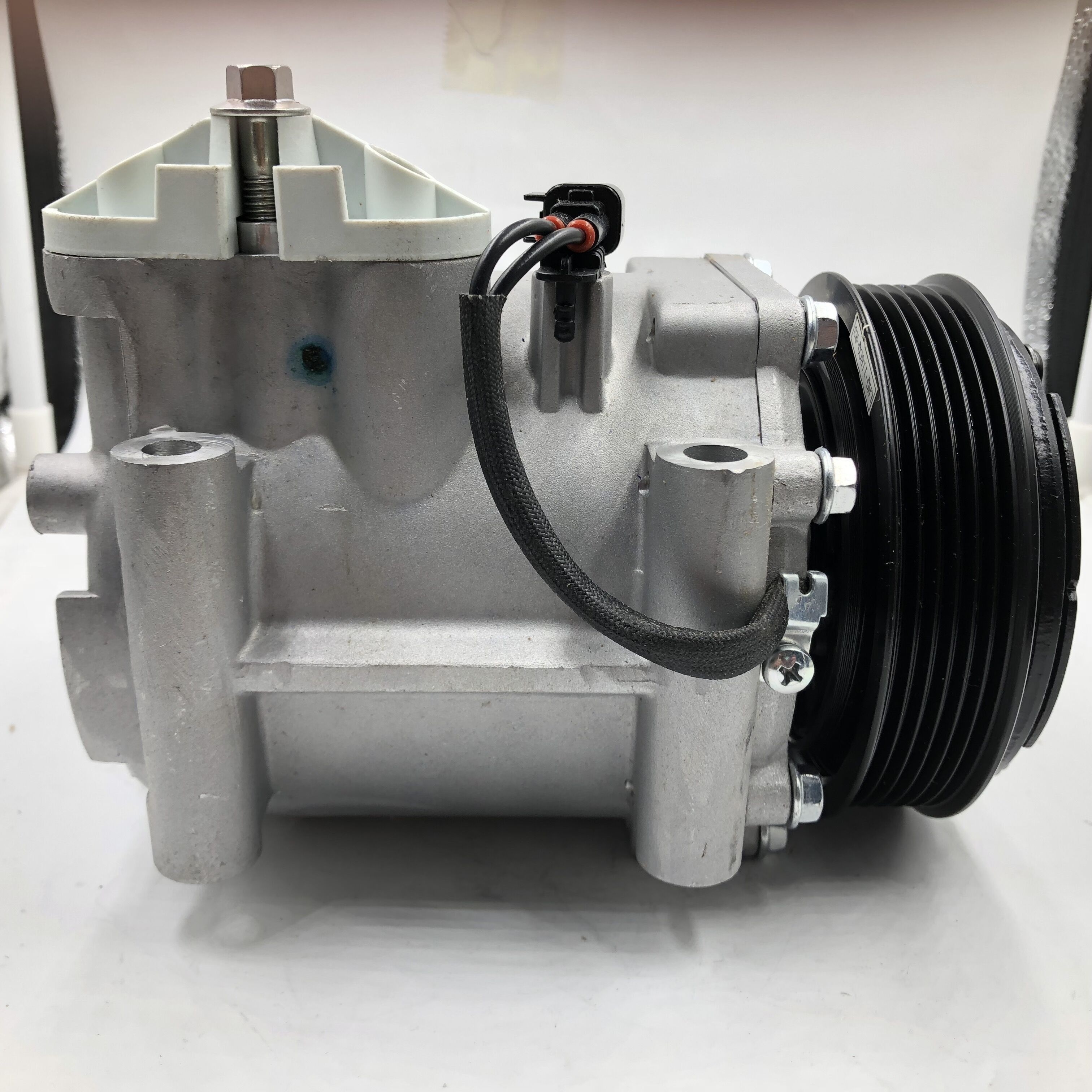 8V5119D629DF  8V5119D629DD  auto ac compressor for Fiesta  Focus KA Mondeo II Tourneo Connect Transit Connect 1514842