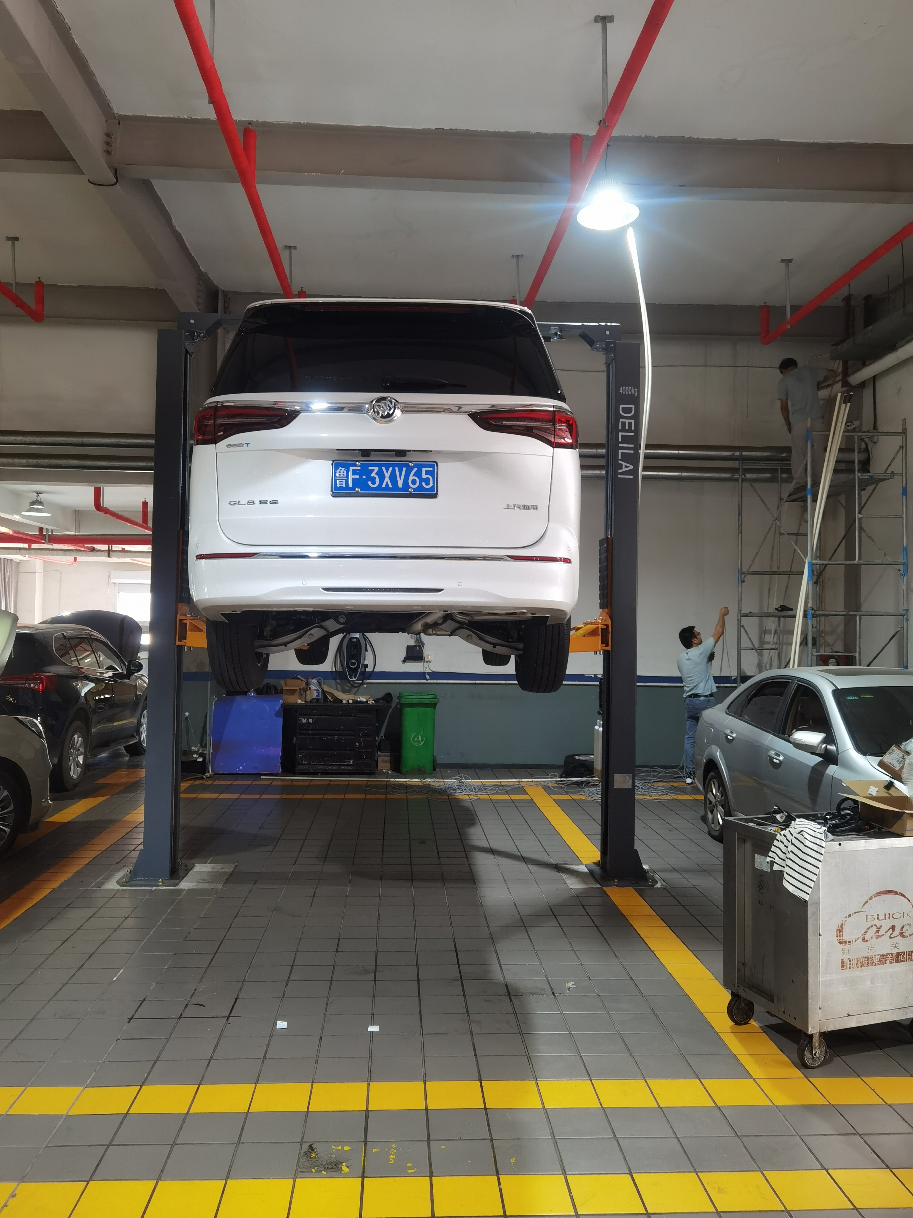 Manual Unlocking 4T Clear Floor Gantry Design Two Post Car Lift with CE Elevador De Coche De 2 postes