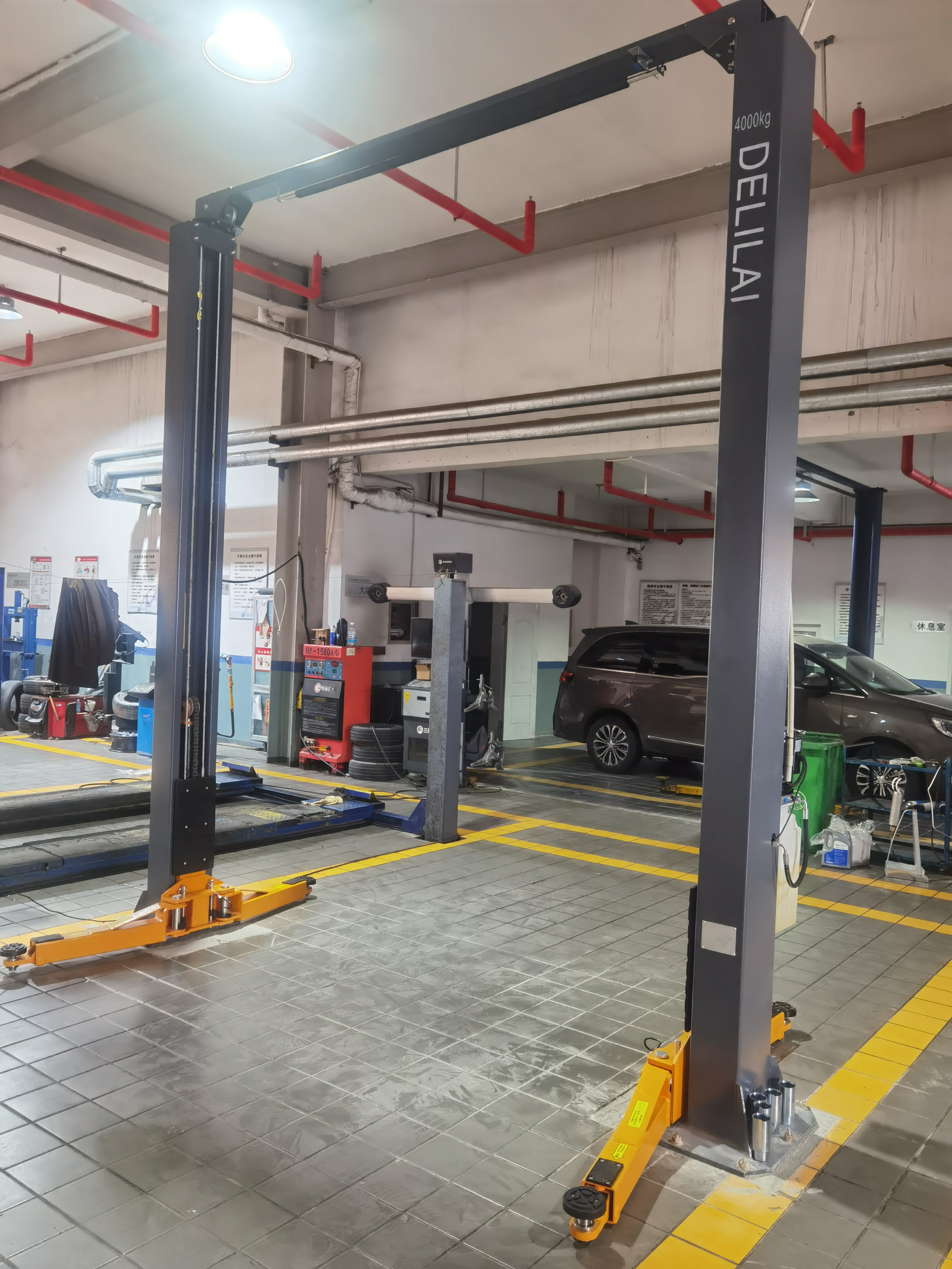 Manual Unlocking 4T Clear Floor Gantry Design Two Post Car Lift with CE Elevador De Coche De 2 postes