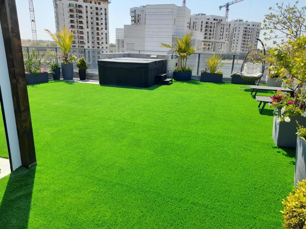 Wholesale high quality grass designed to be cool to the touch in direct sunlight