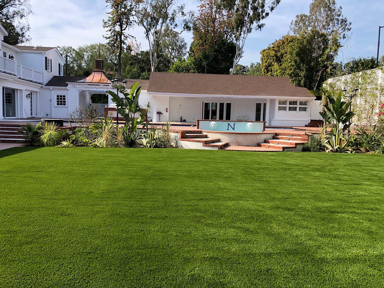 Wholesale high quality grass designed to be cool to the touch in direct sunlight