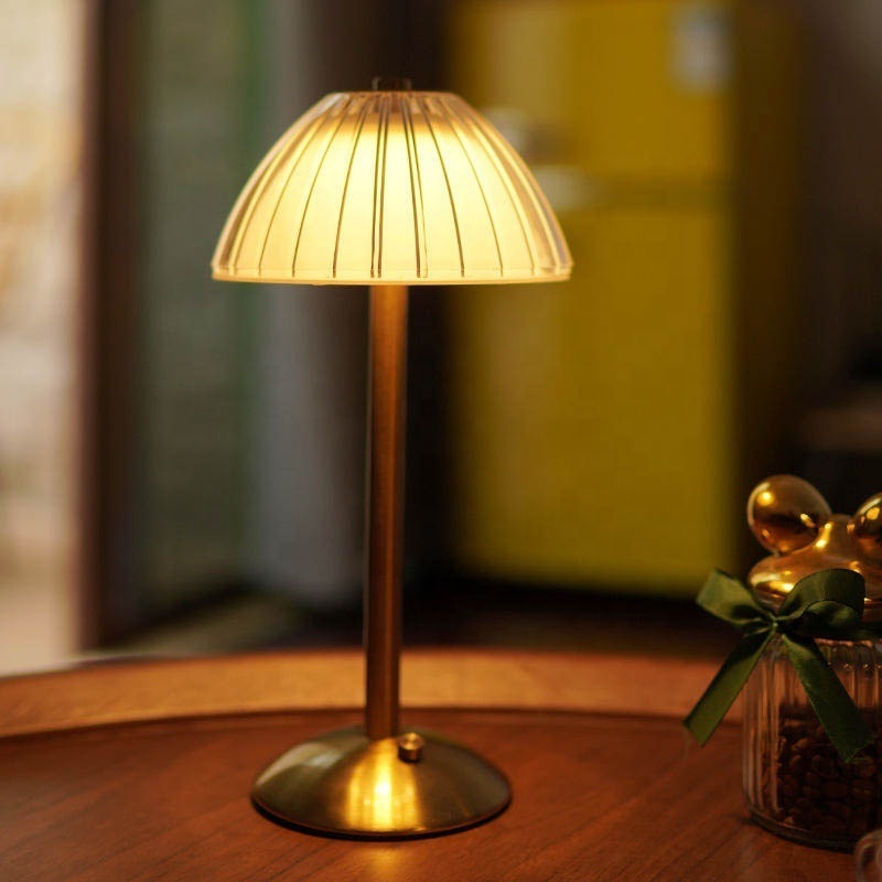 Factory Price  Romantic Crystal gold Table Lamp touch Table lampara de mesa led Decorative Usb Charging mini lamp for restaurant